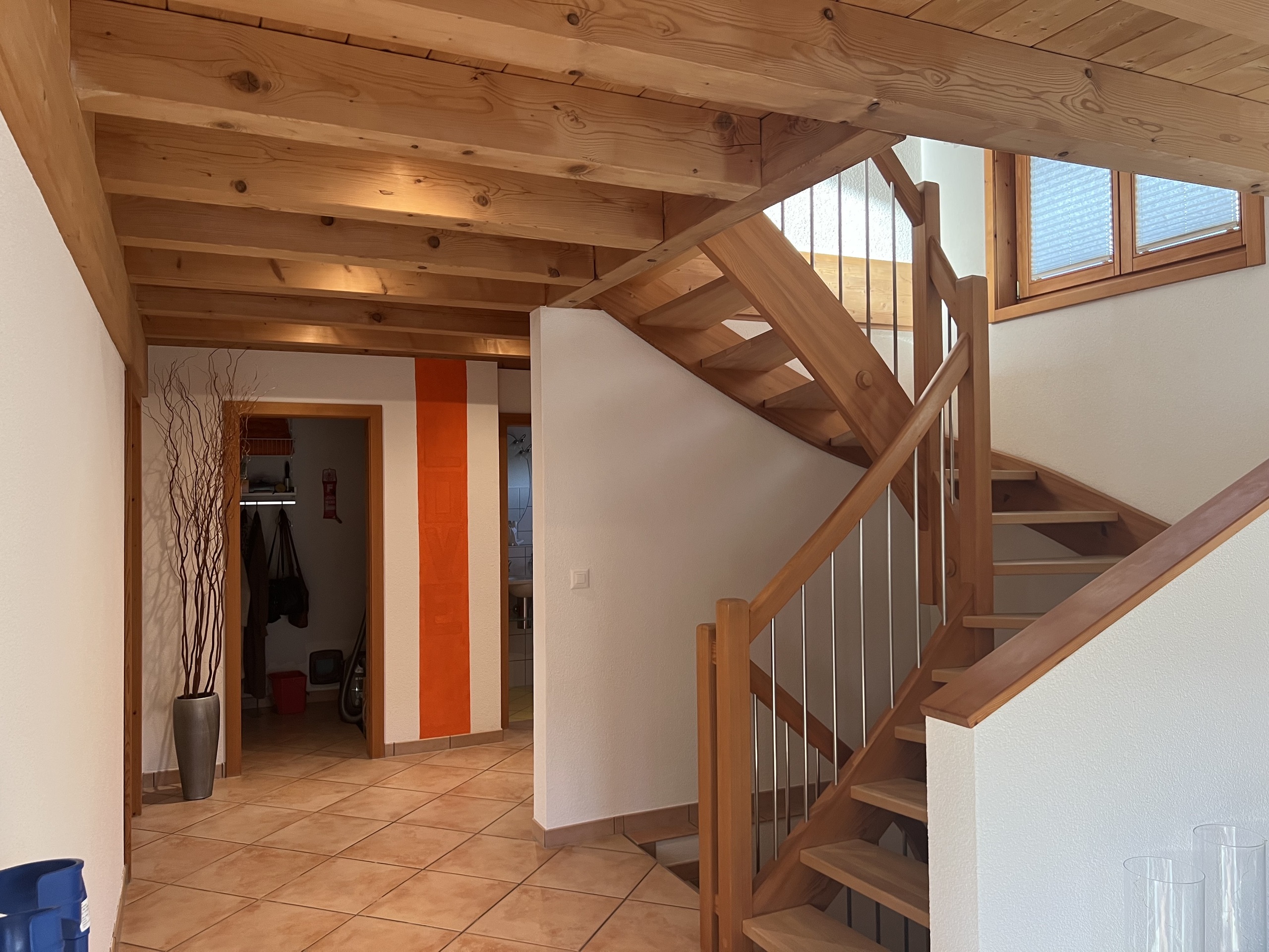 Treppenhaus mit Holzdecke und Fliesenboden