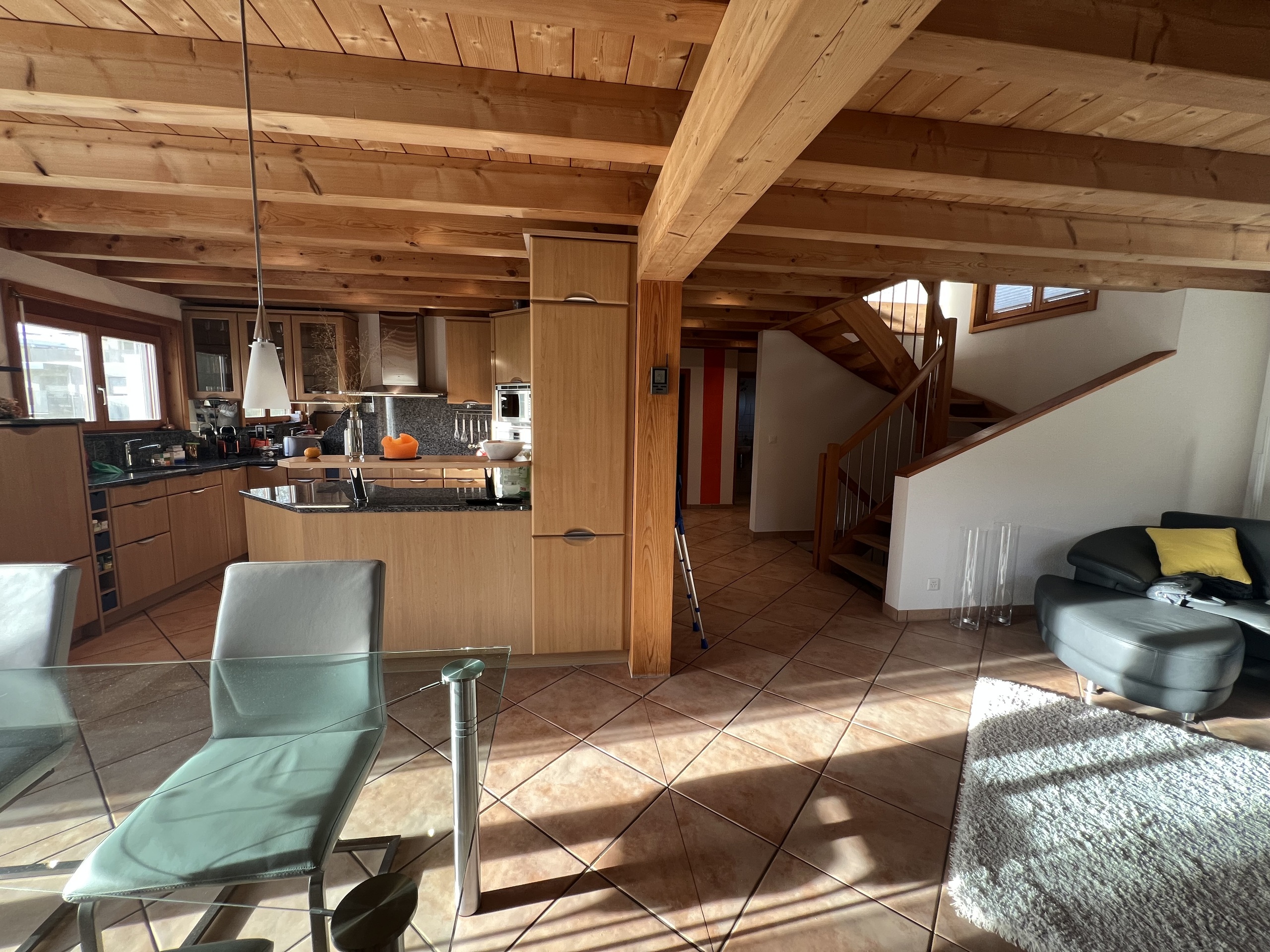 Offener Wohnbereich mit Küche und Treppe