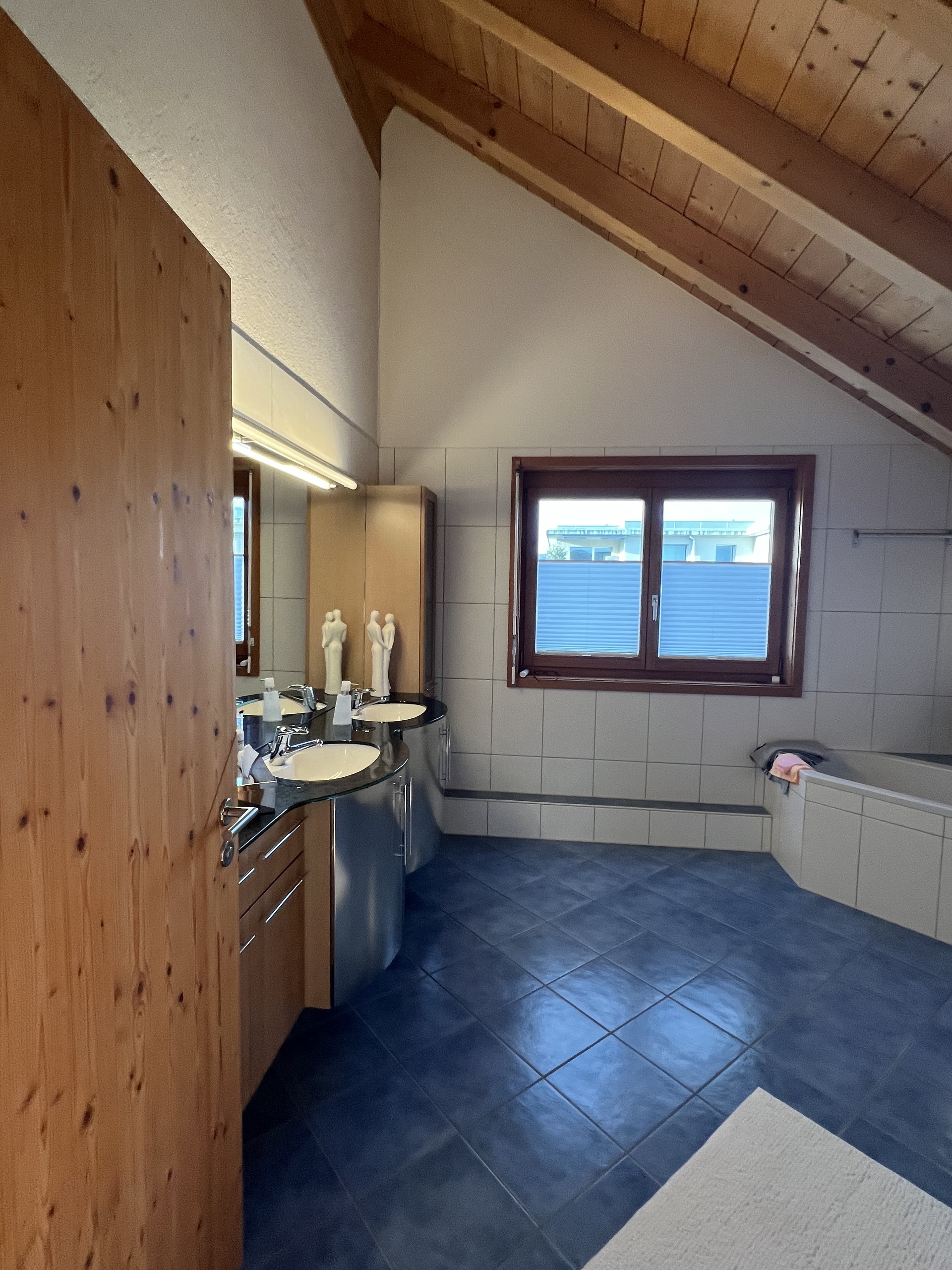 Dachgeschoss-Badezimmer mit Holzdecke