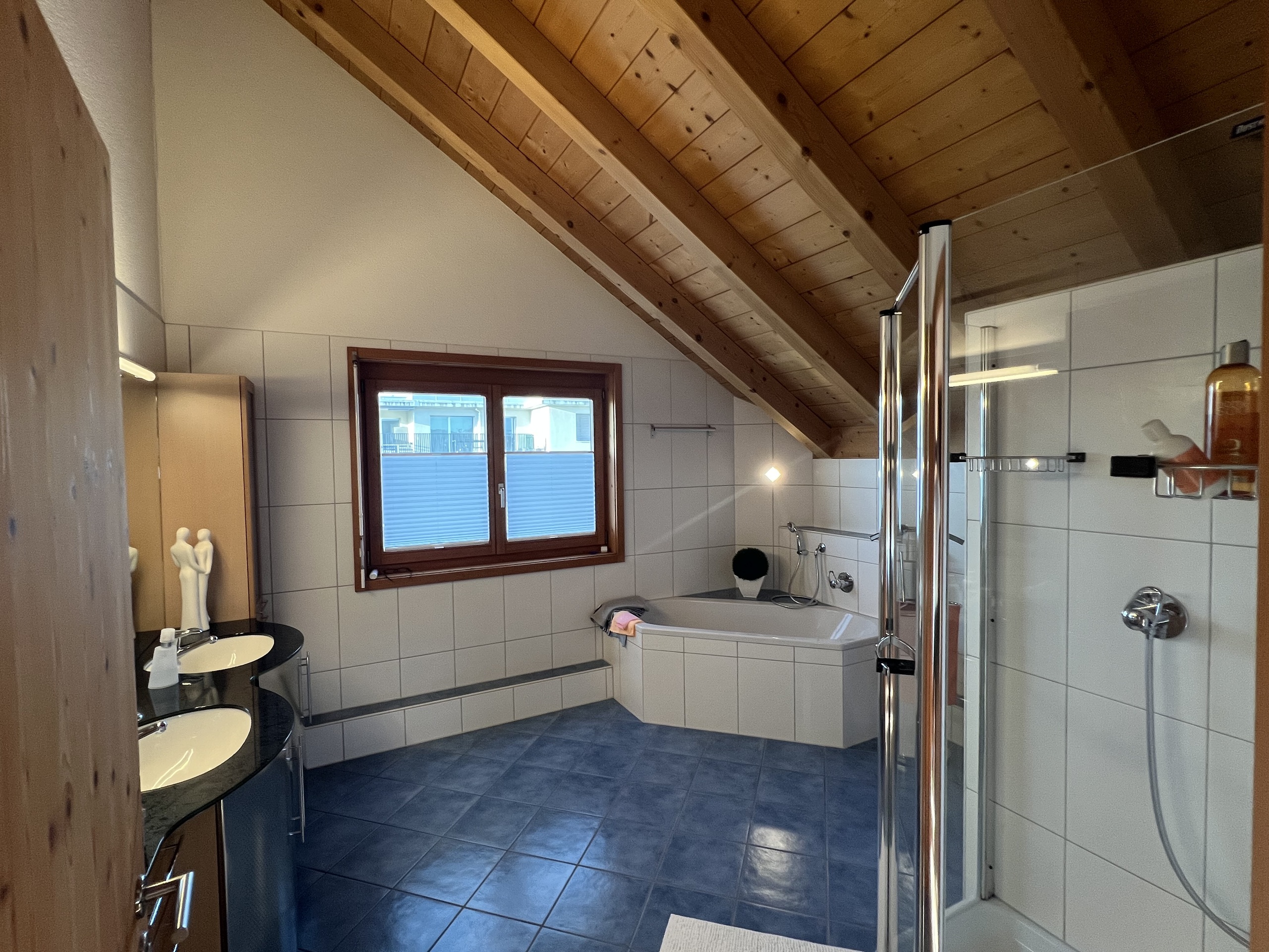 Dachgeschossbad mit Badewanne und Dusche