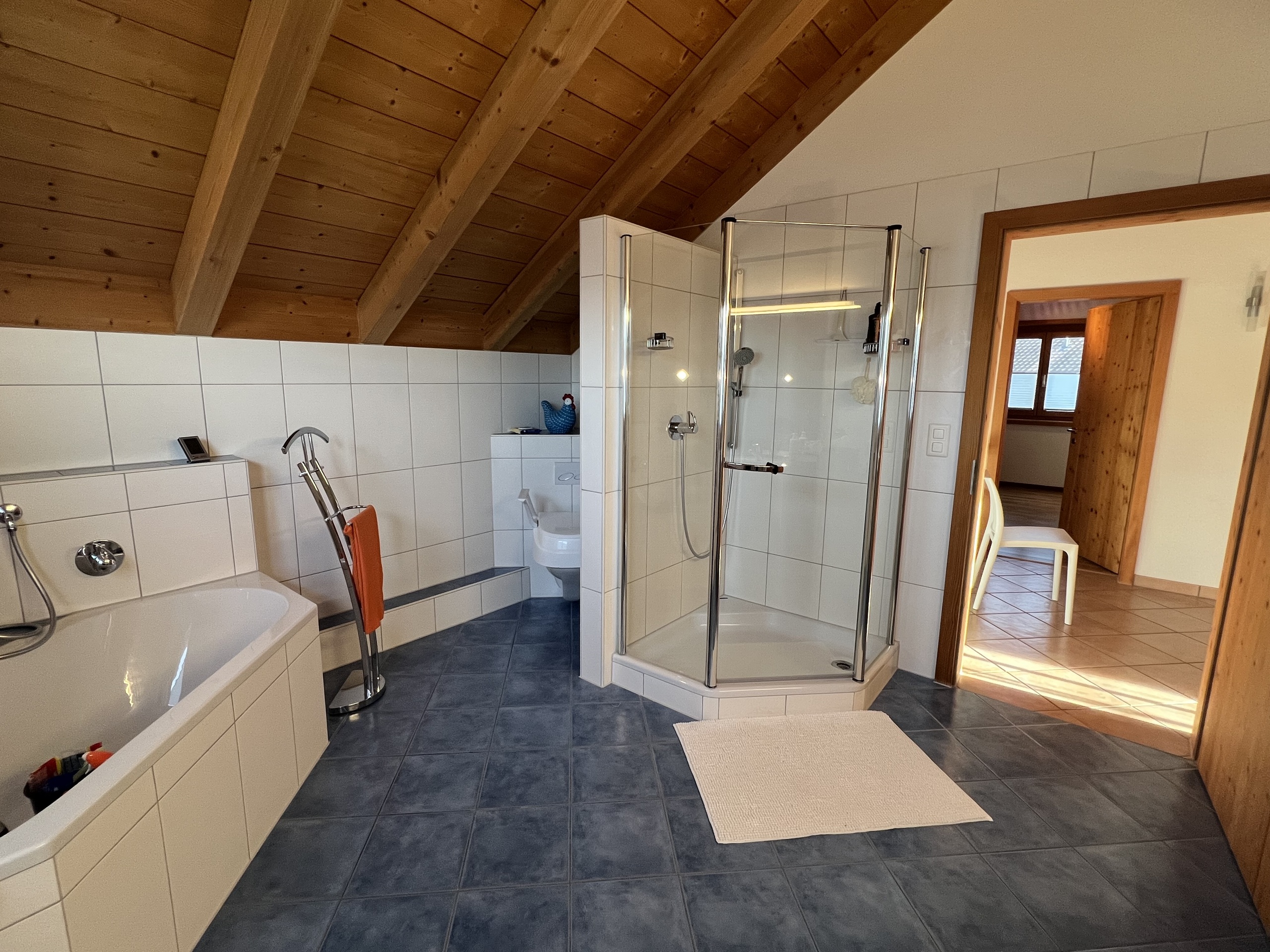 Dachgeschossbad mit Holzdecke
