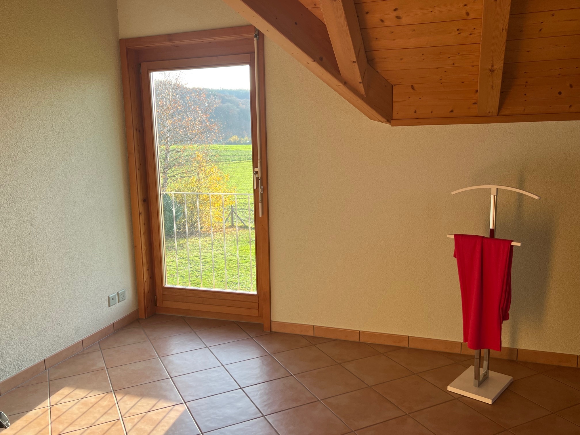 Dachgeschossraum mit Balkon- oder Terrassentür und Bergblick