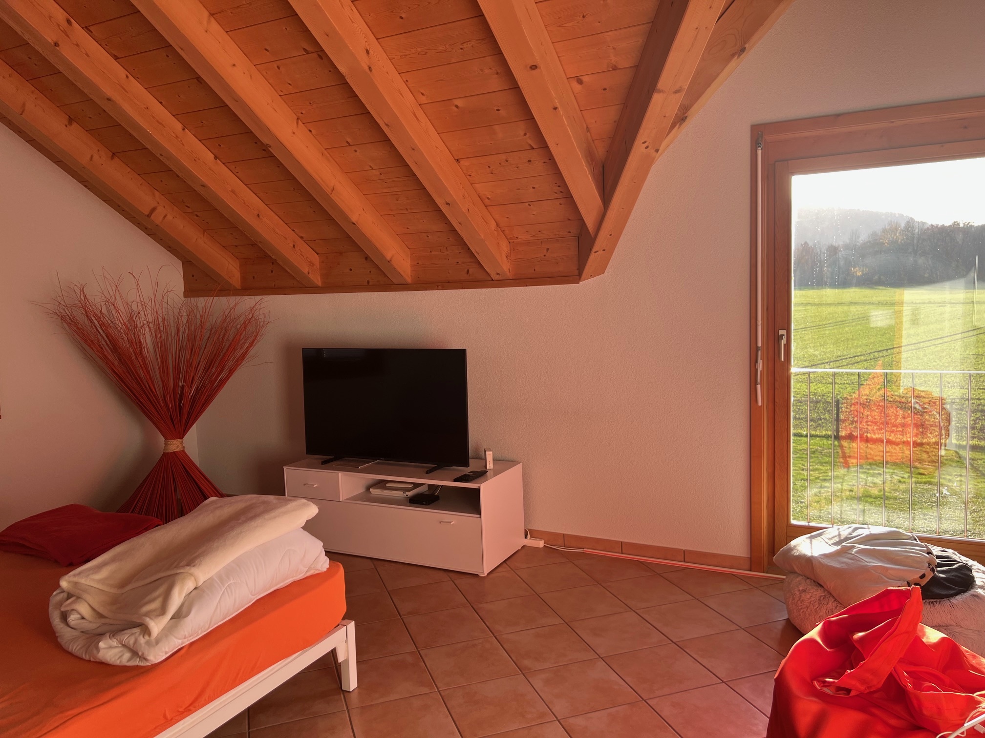 Gemütliches Dachzimmer mit Blick ins Grüne