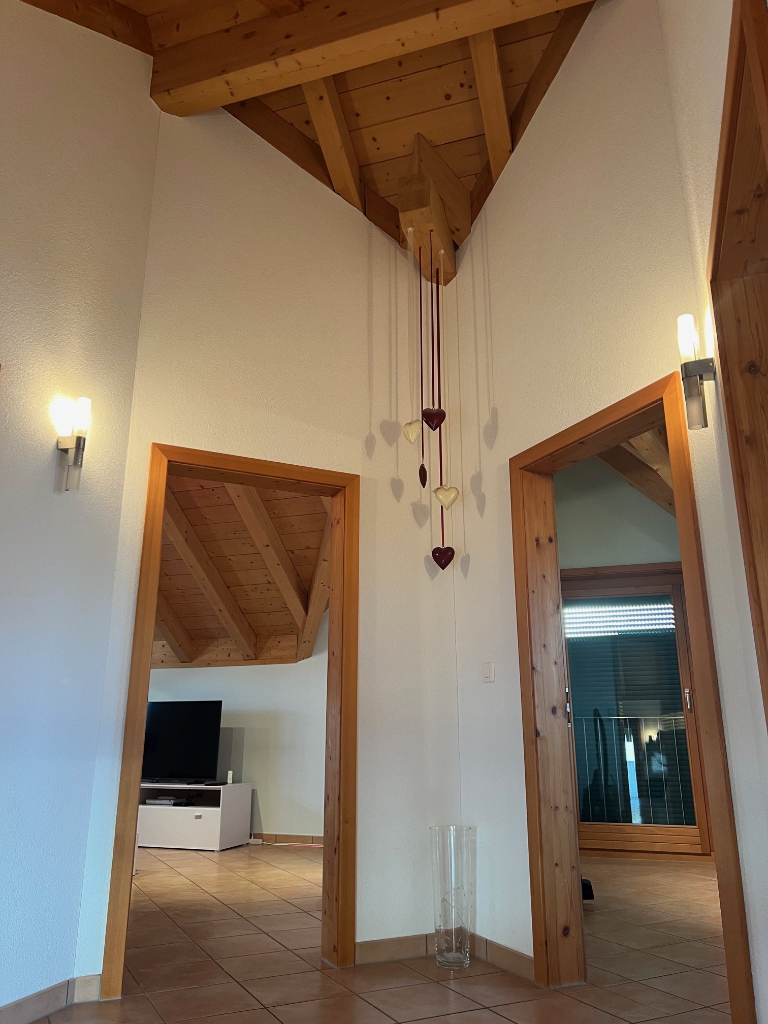 Treppenhaus mit Holzbalkendecke