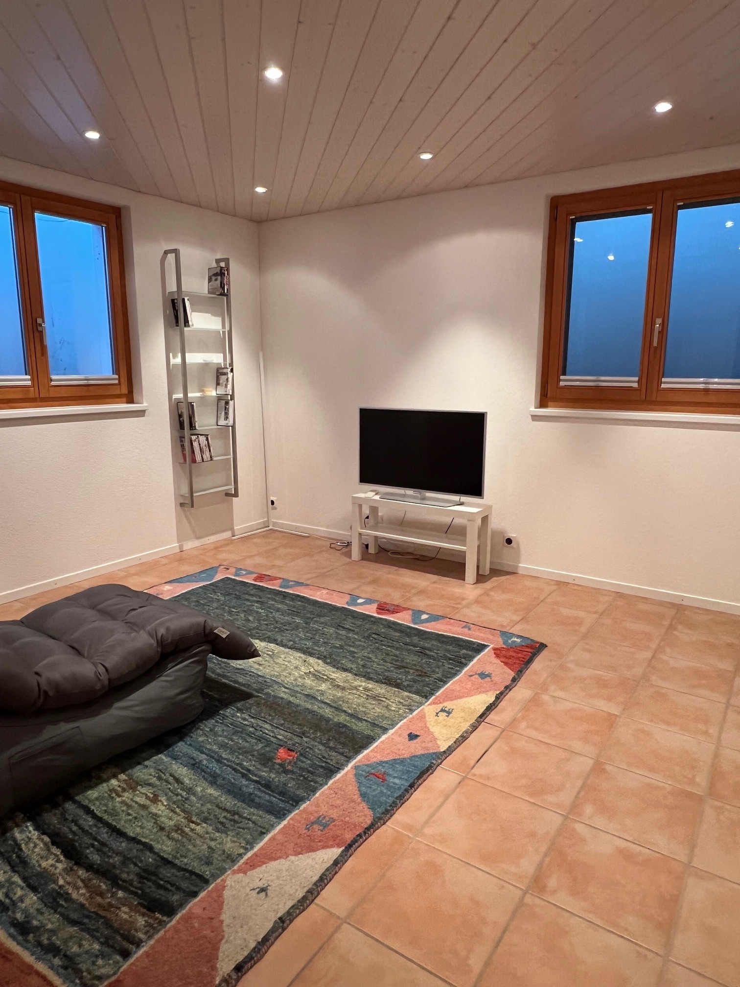 Wohnzimmer mit Fliesenboden