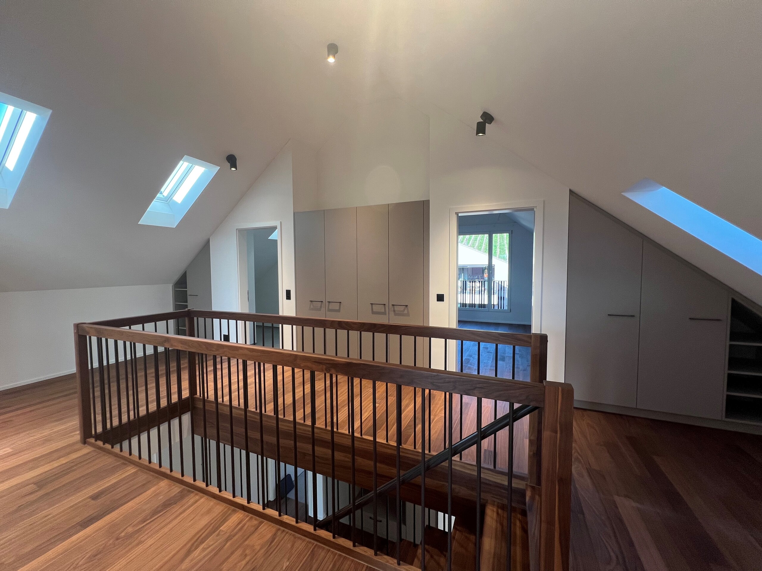 Offener Dachboden mit Galerie und Treppe
