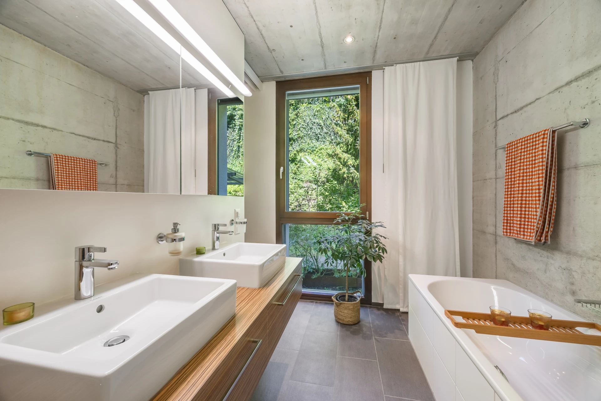 Modernes Badezimmer mit Doppelwaschbecken und Badewanne