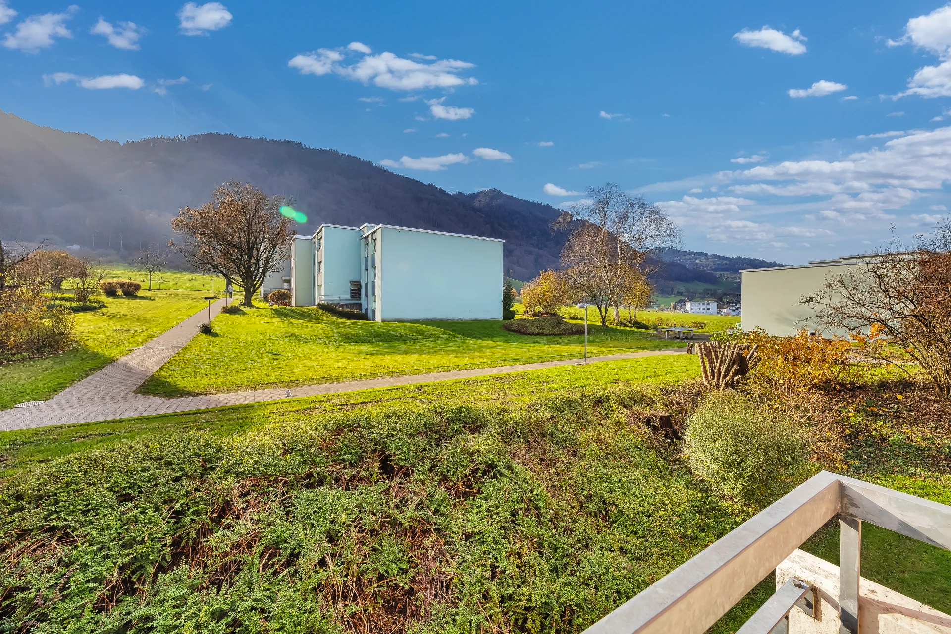 Landschaft mit Wohngebäuden und Bergblick