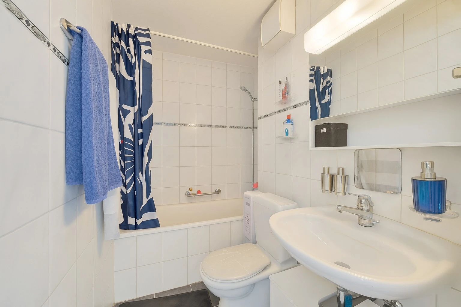 Kleines Badezimmer mit Badewanne und Waschbecken