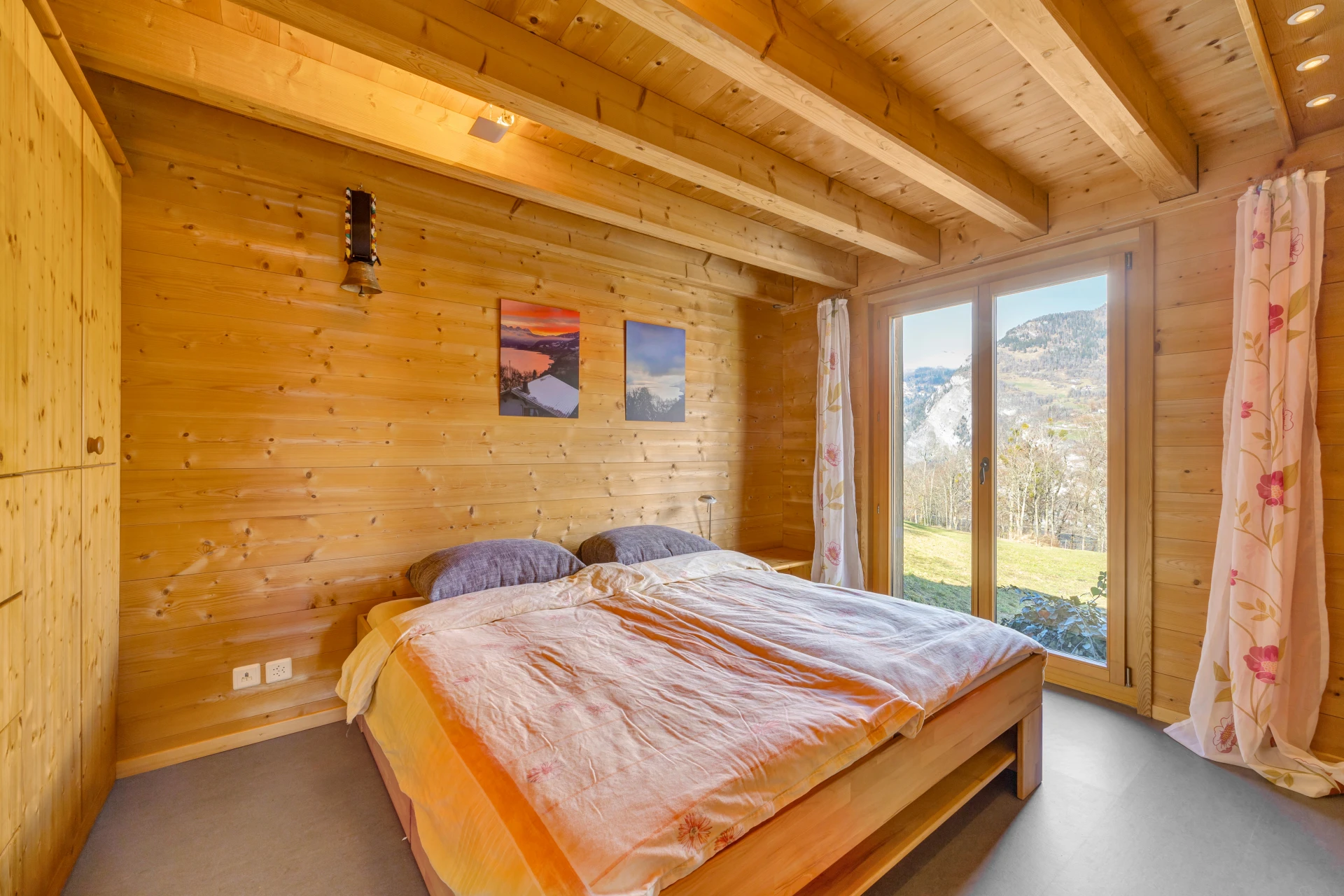 Holzschlafzimmer mit Bergblick