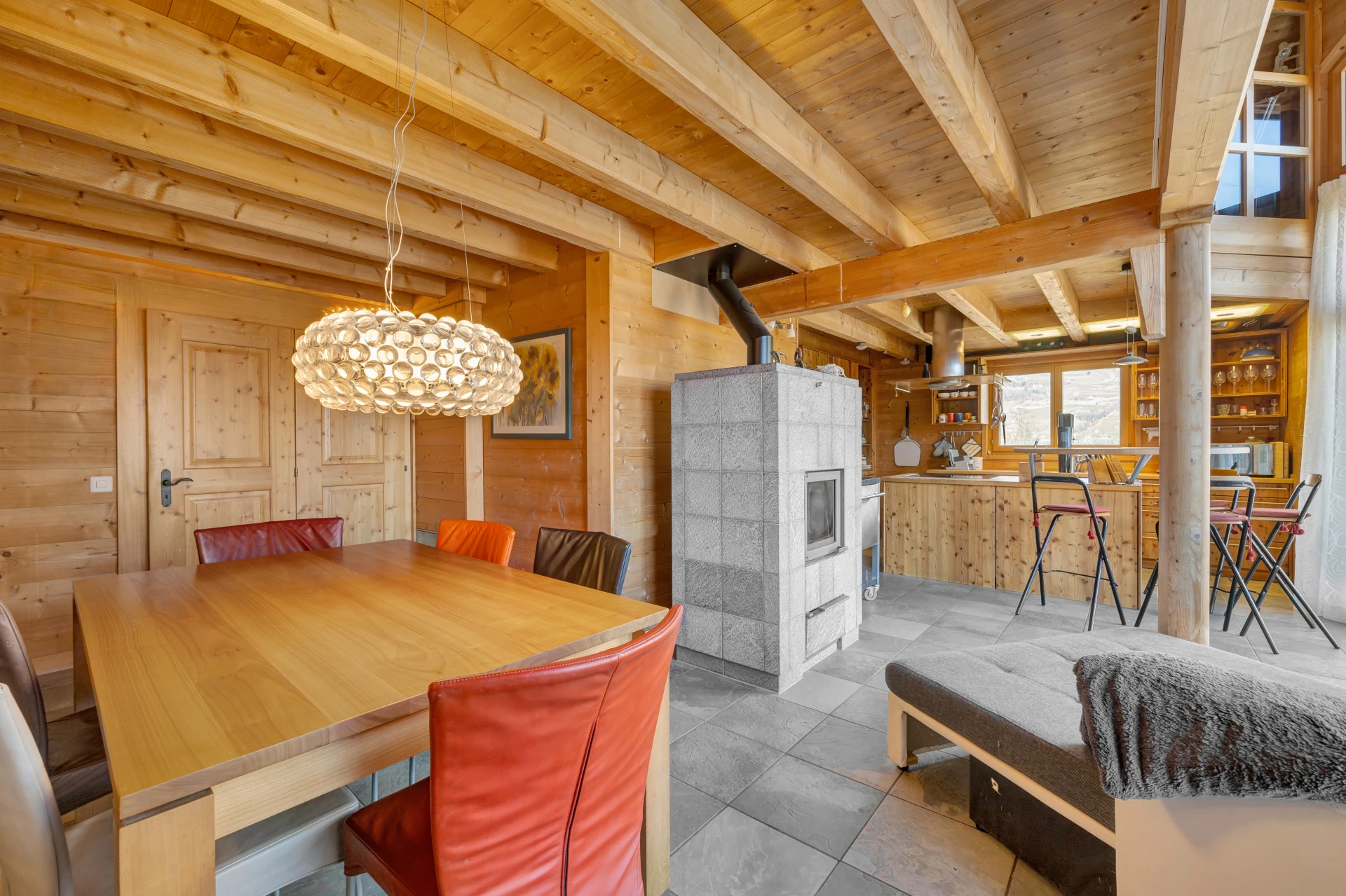 Gemütlicher Chalet-Wohnraum mit Essbereich und Küche