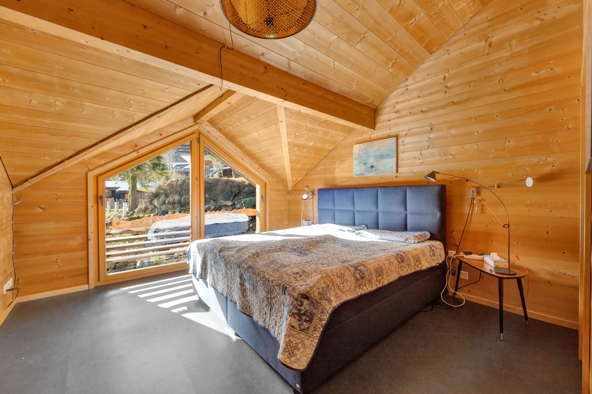 Holzverkleidetes Schlafzimmer im Dachgeschoss