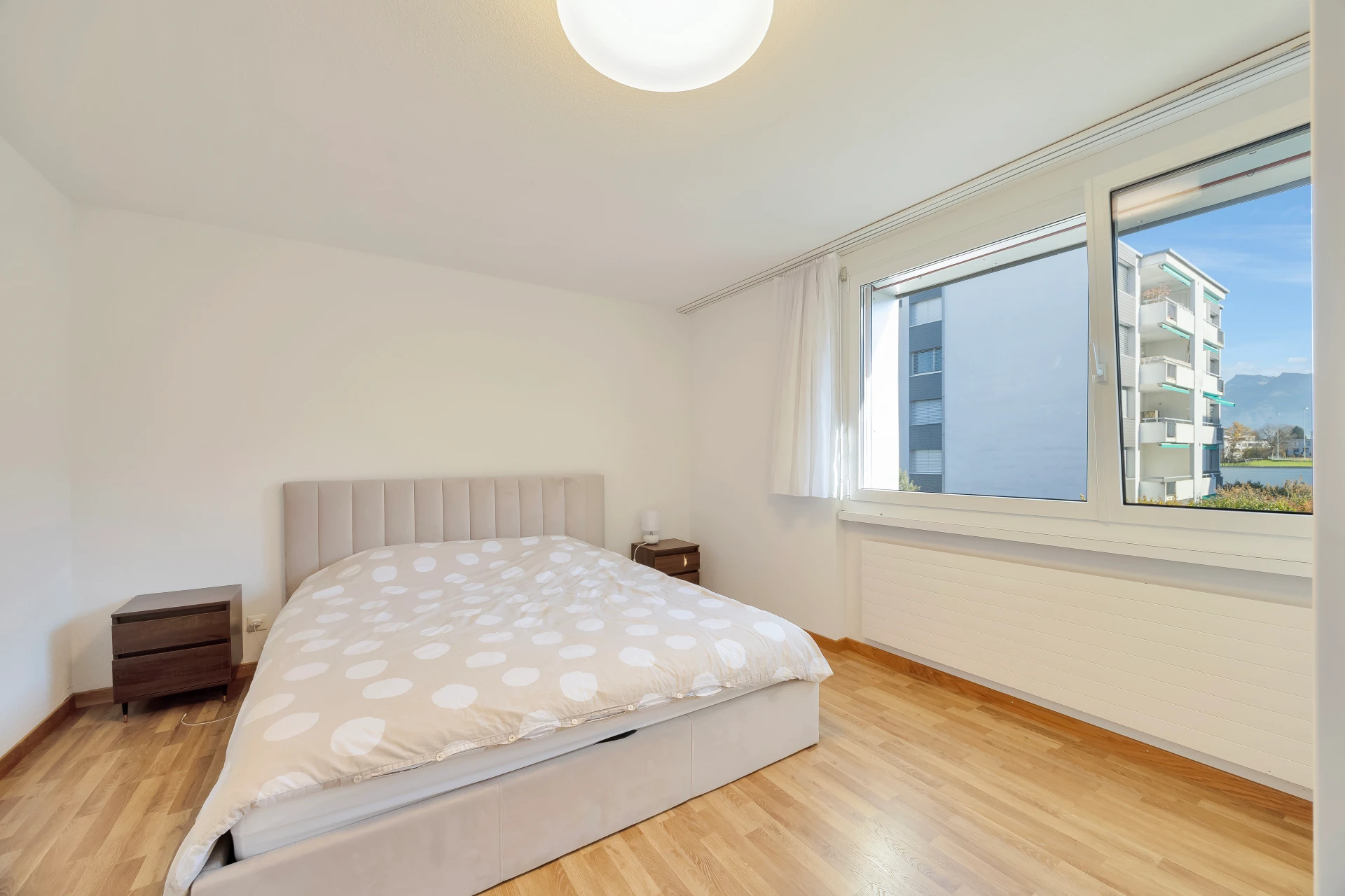 Helles Schlafzimmer mit großem Fenster