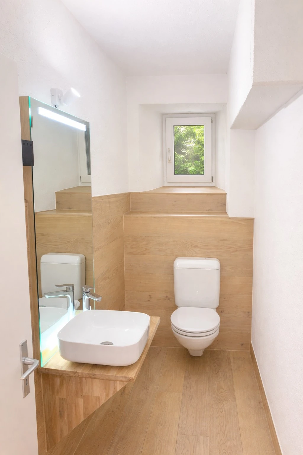 Kleines Gäste-WC mit Naturholz und Fenster
