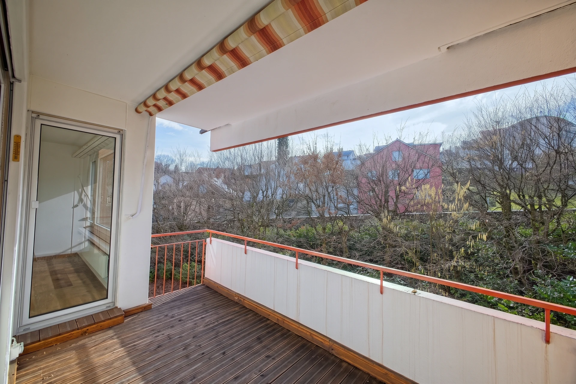 Überdachter Balkon mit Blick ins Grüne