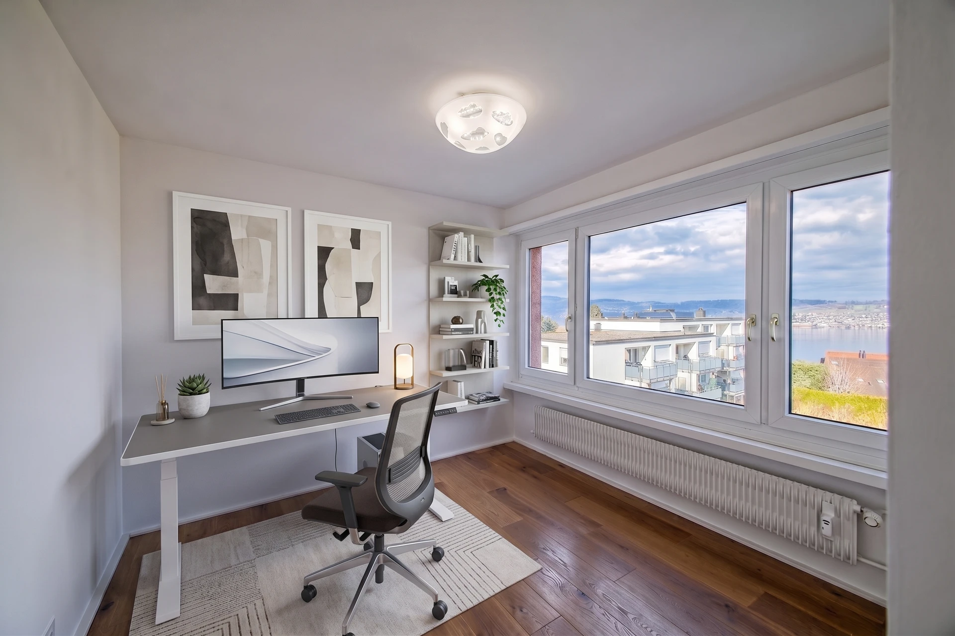 Modernes Homeoffice mit Seeblick