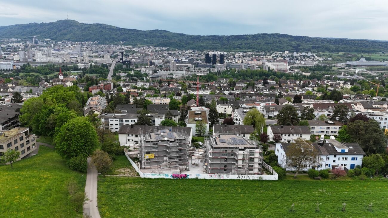 Stadtpanorama mit Wohngebiet und Neubauhäusern