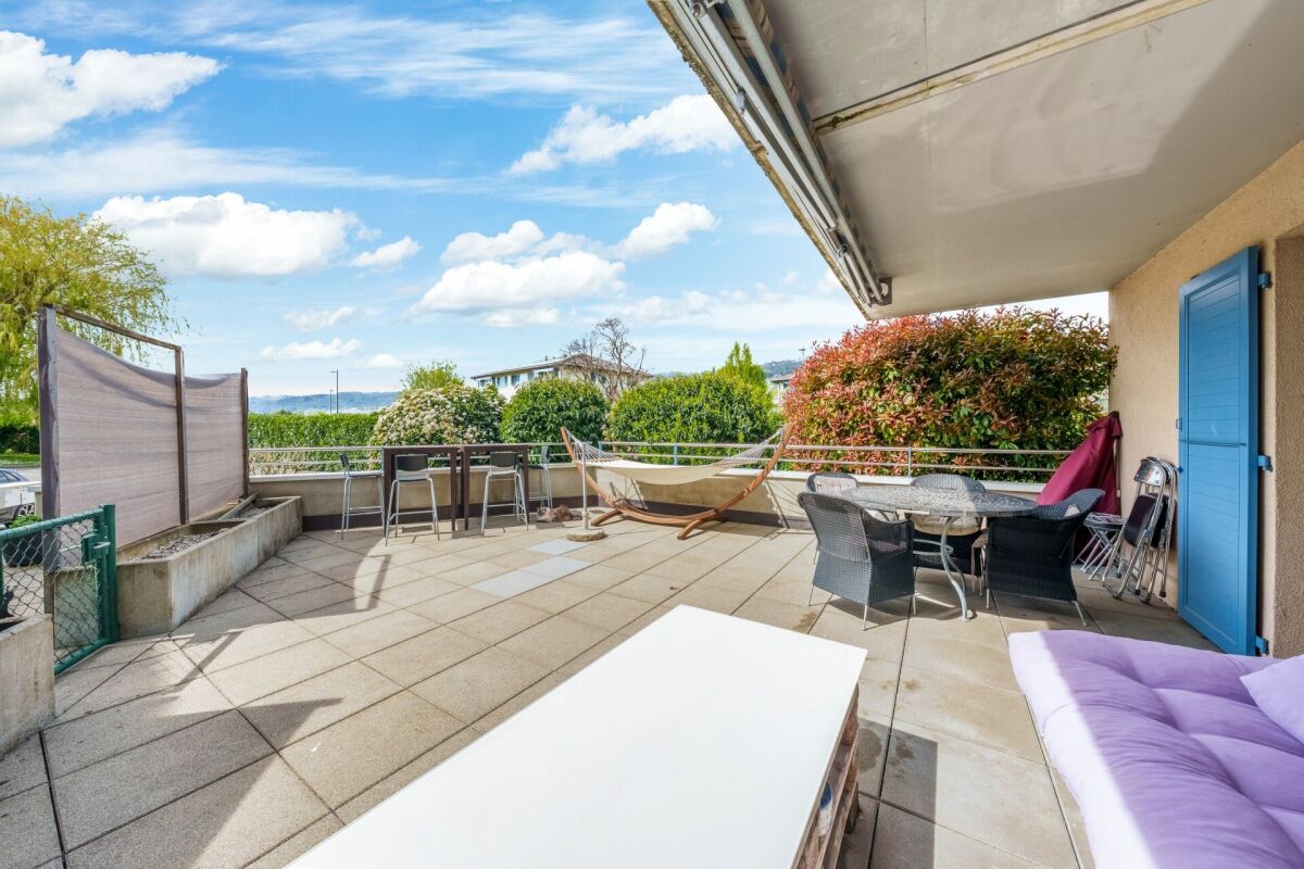 Große Terrasse mit Gartenblick