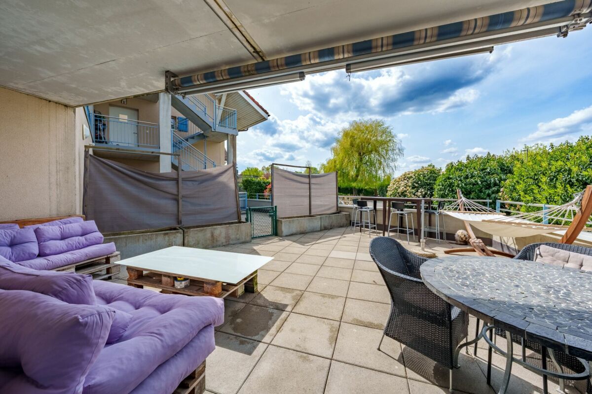 Überdachte Dachterrasse mit Sitzbereich