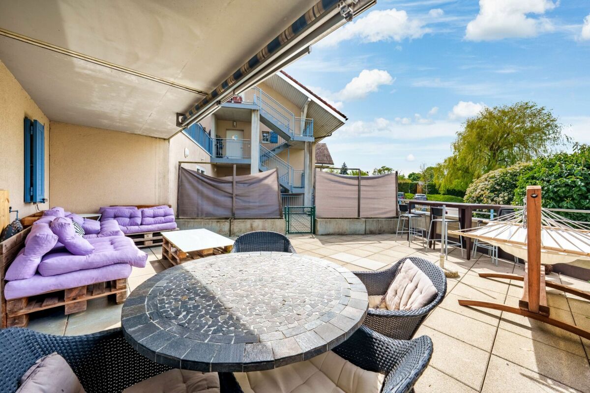 Große Dachterrasse mit Sitz- und Loungebereich