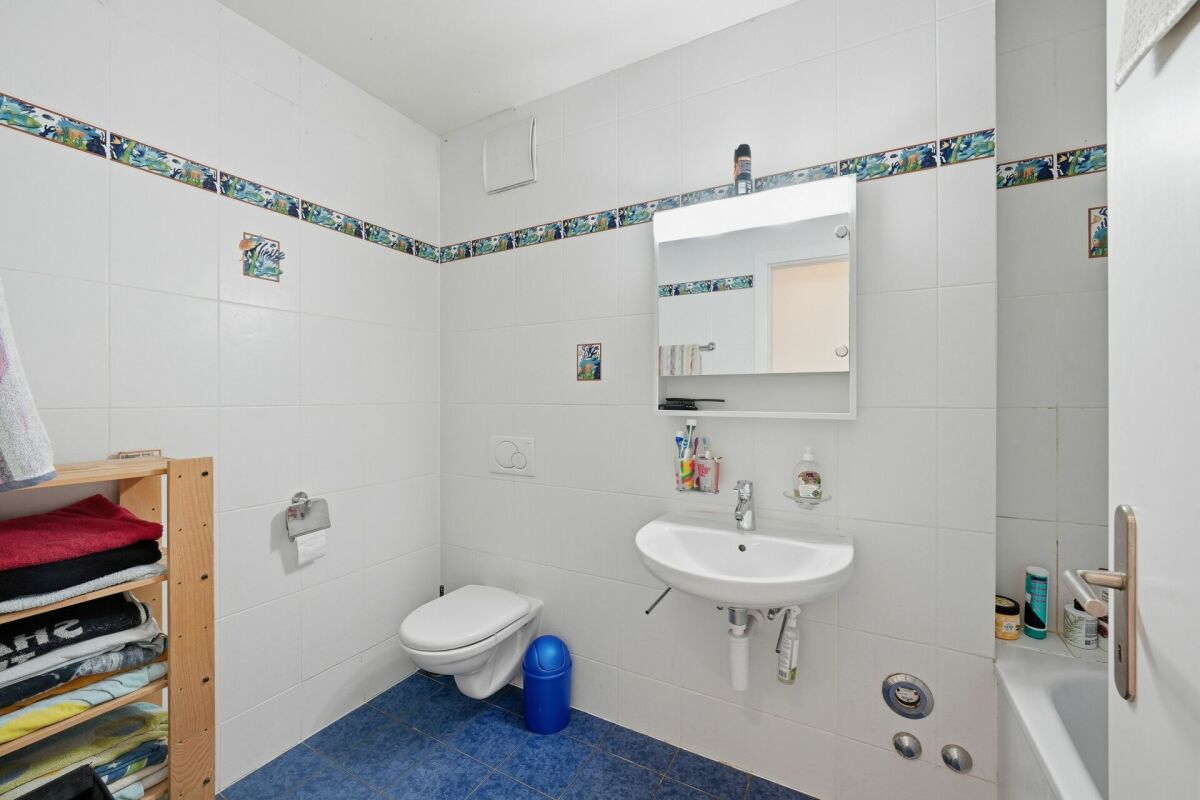 Kleines Badezimmer mit Wand-WC und Waschbecken