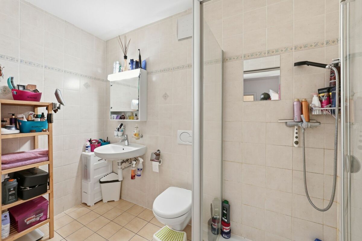 Badezimmer mit Dusche und Waschbereich