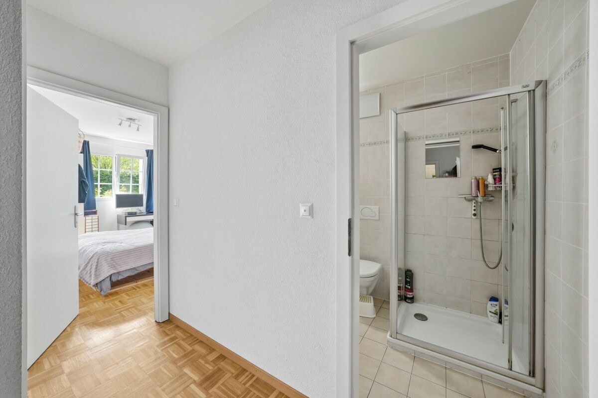 Flur mit angrenzendem Badezimmer und Schlafzimmer