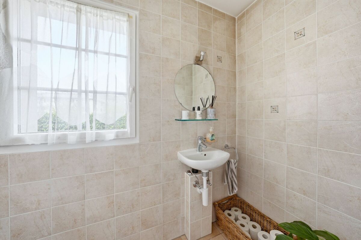 Helles Badezimmer mit Fenster und Waschplatz