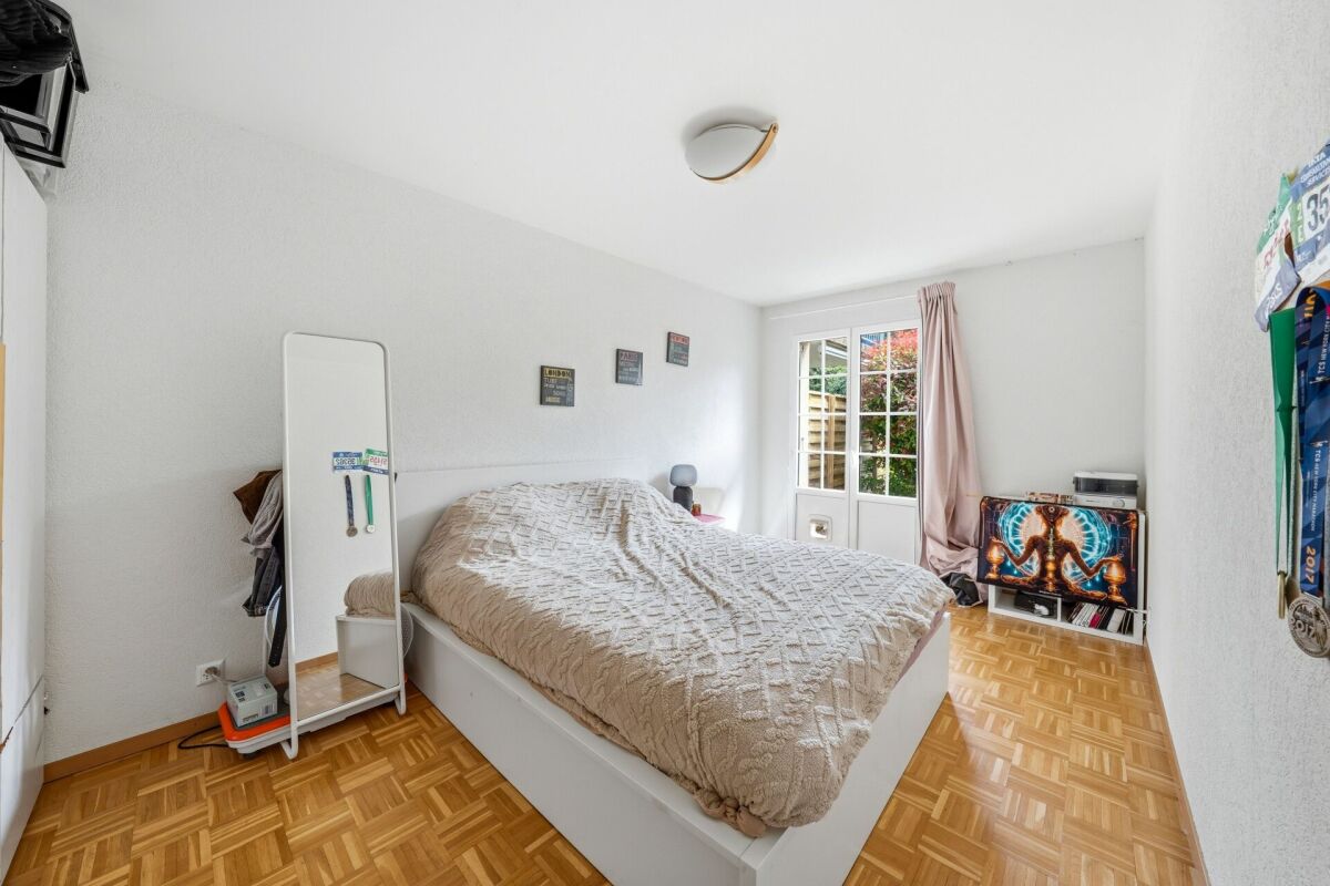 Helles Schlafzimmer mit Balkontür