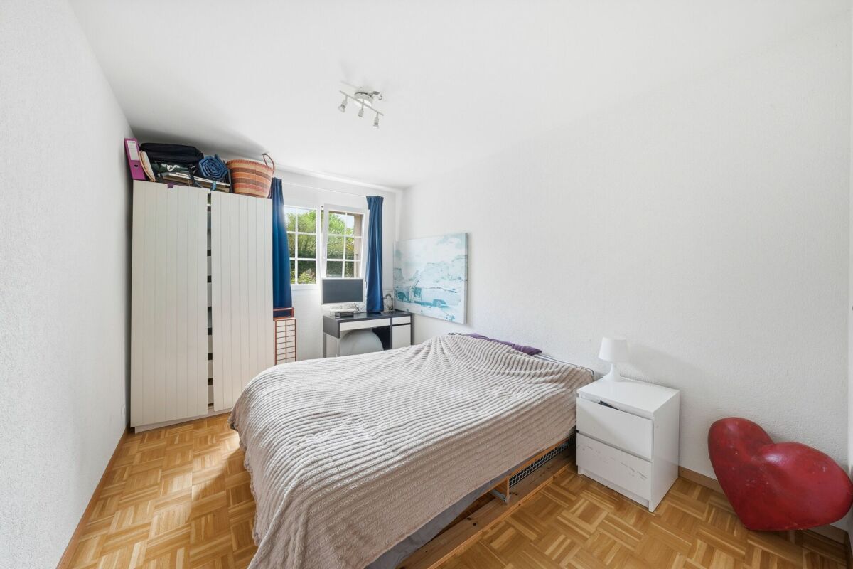 Kleines Schlafzimmer mit Arbeitsplatz