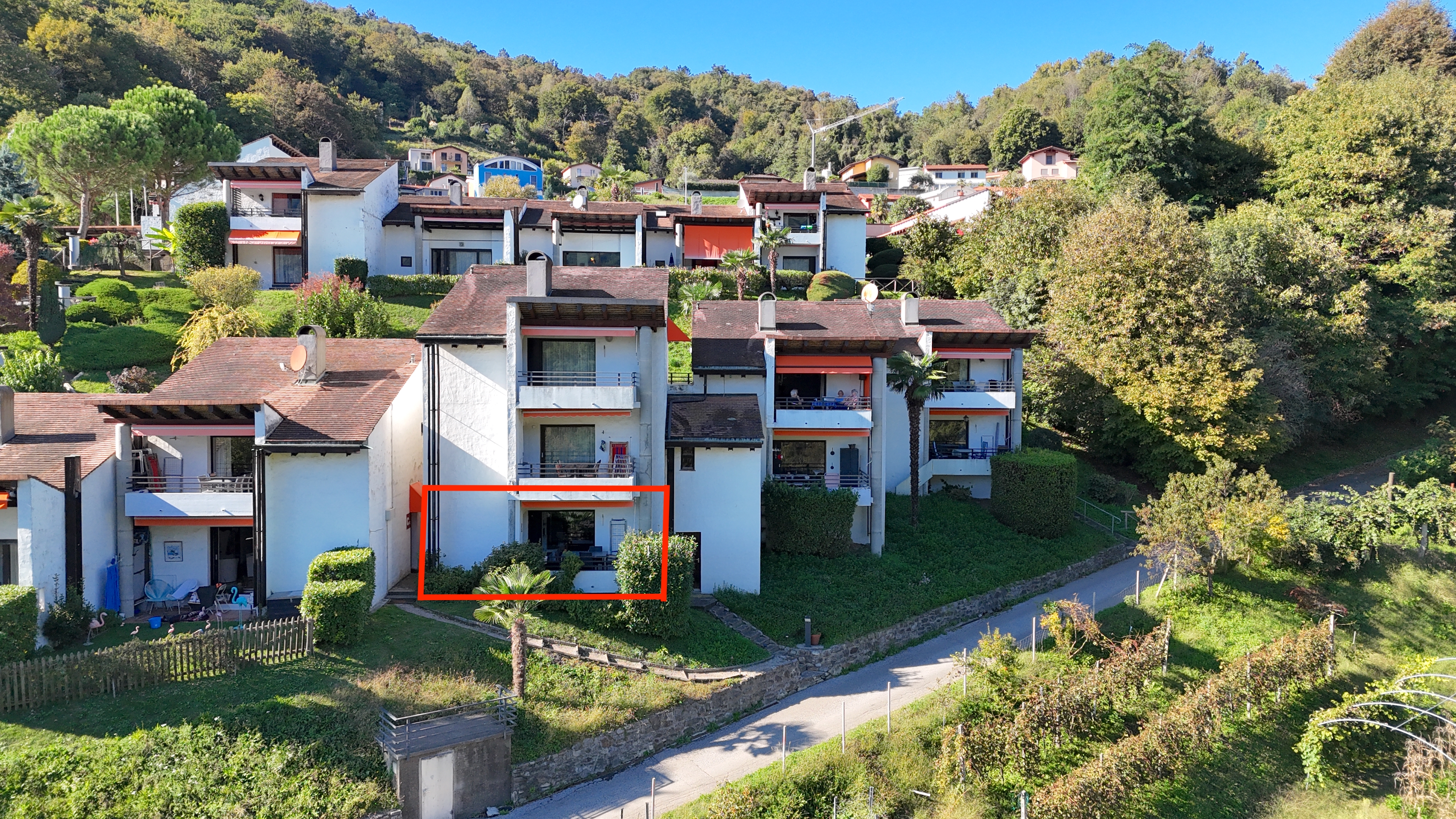 Außenansicht einer terrassierten Wohnanlage in Hanglage