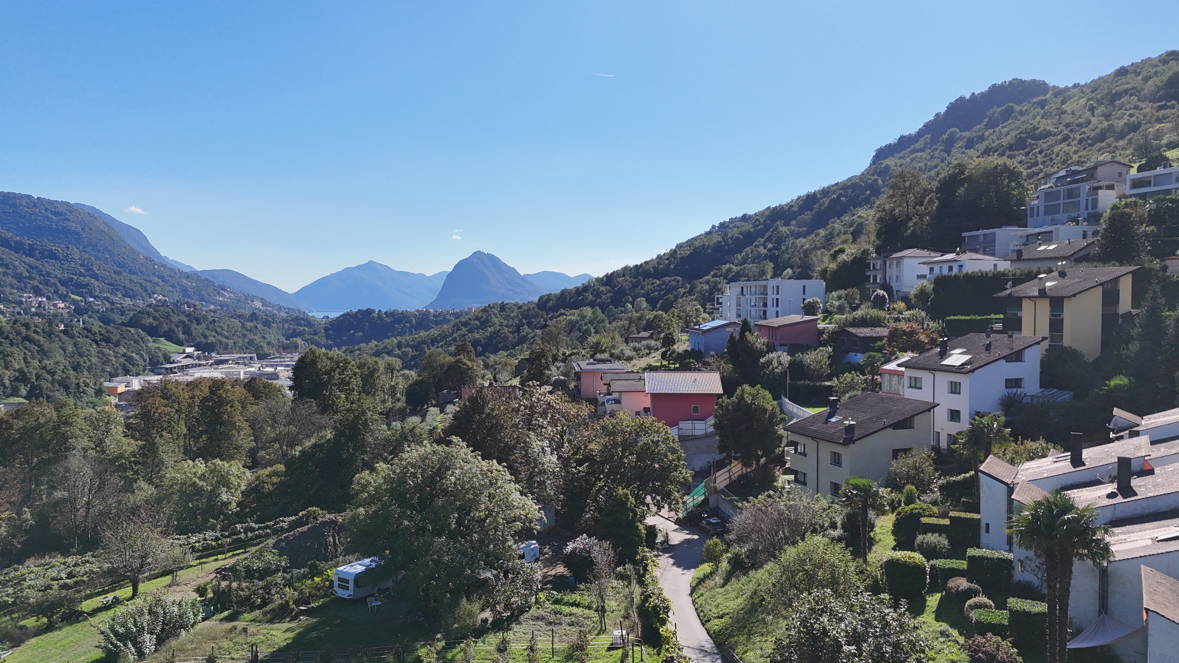 Bergblick über ein grünes Wohngebiet