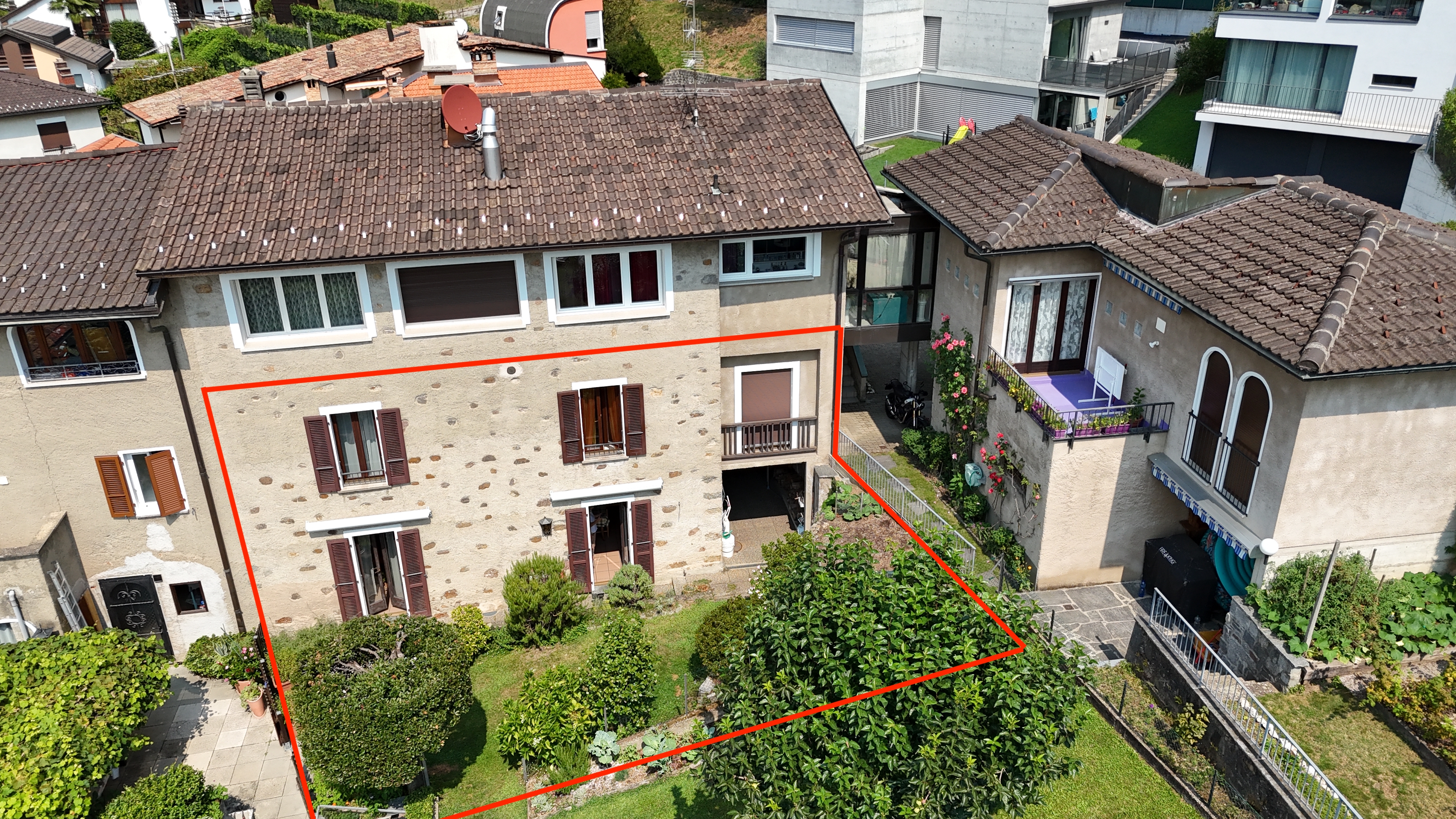 Außenansicht eines Wohnhauses mit Garten