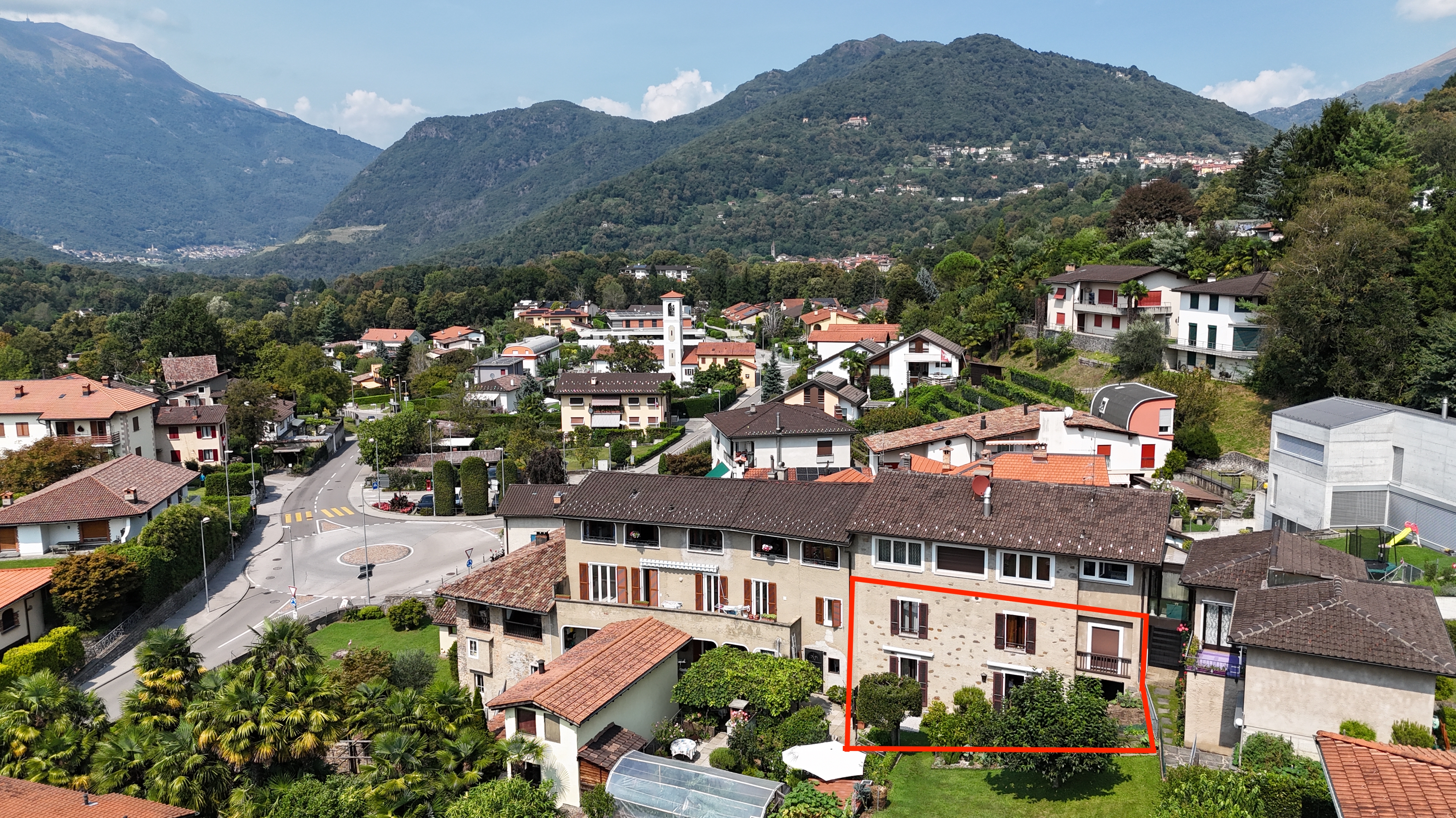 Luftaufnahme eines Wohngebiets in den Bergen
