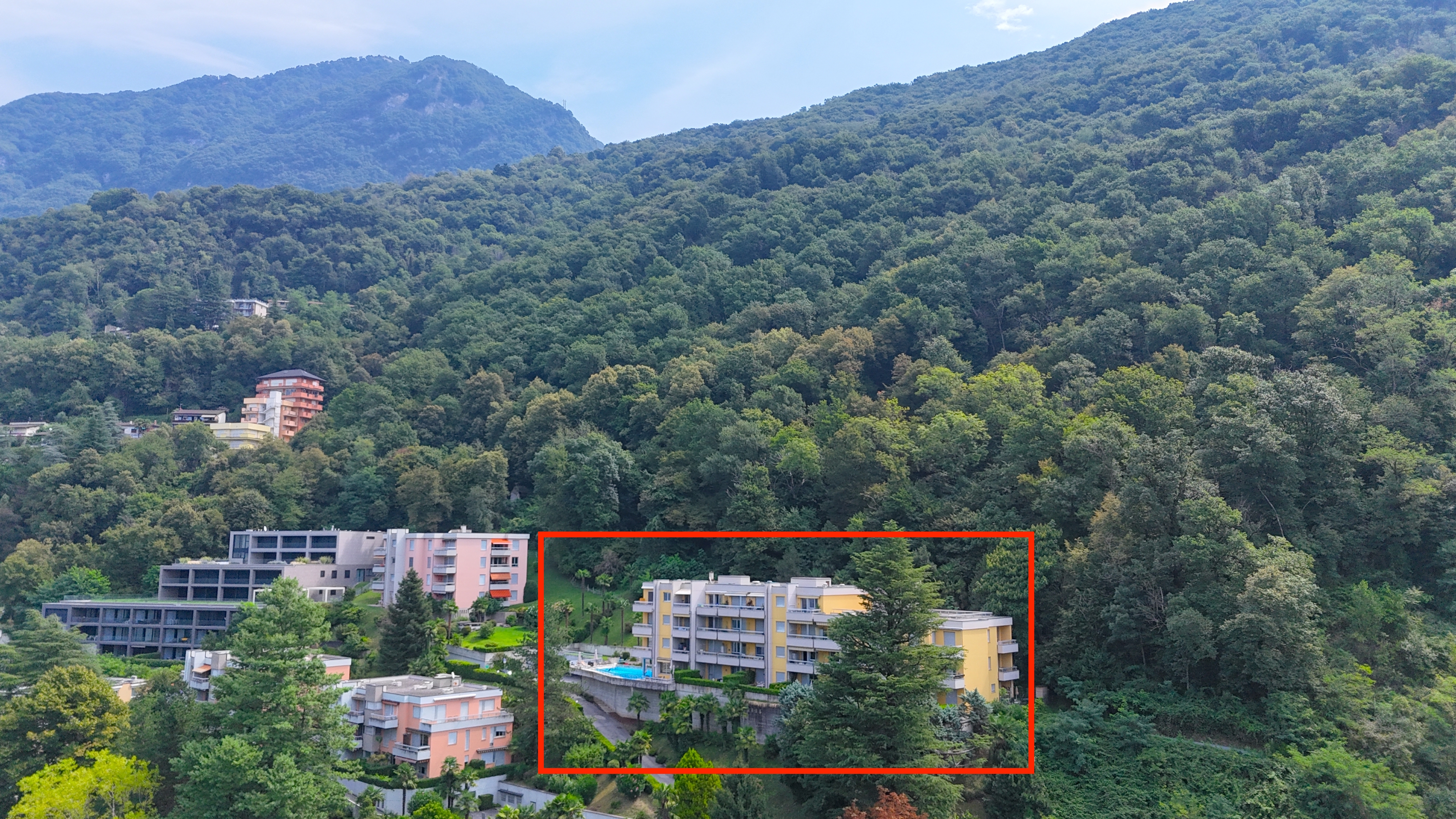Berglandschaft mit Wohngebäuden