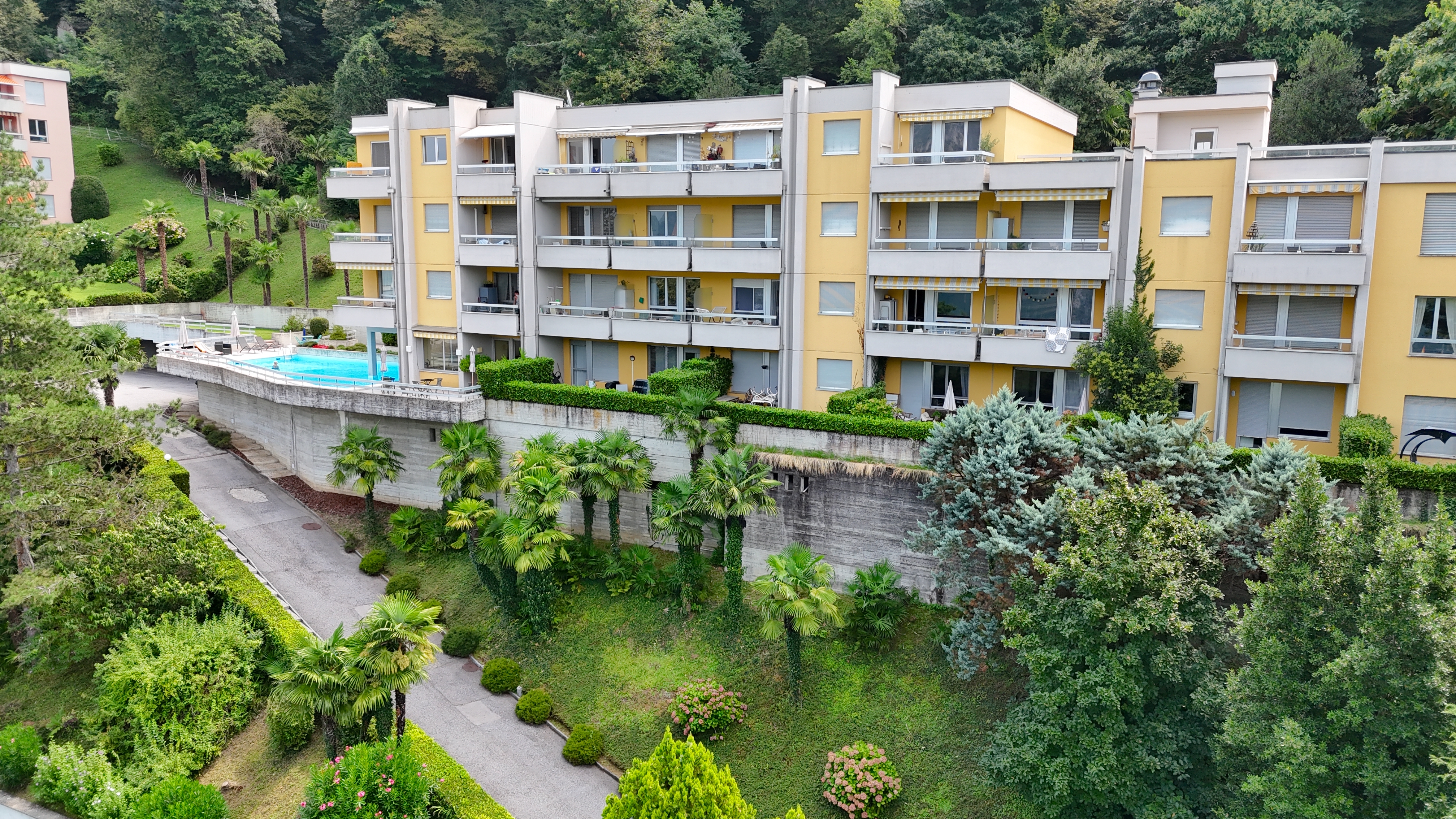 Wohnanlage mit Pool und üppiger Gartenanlage