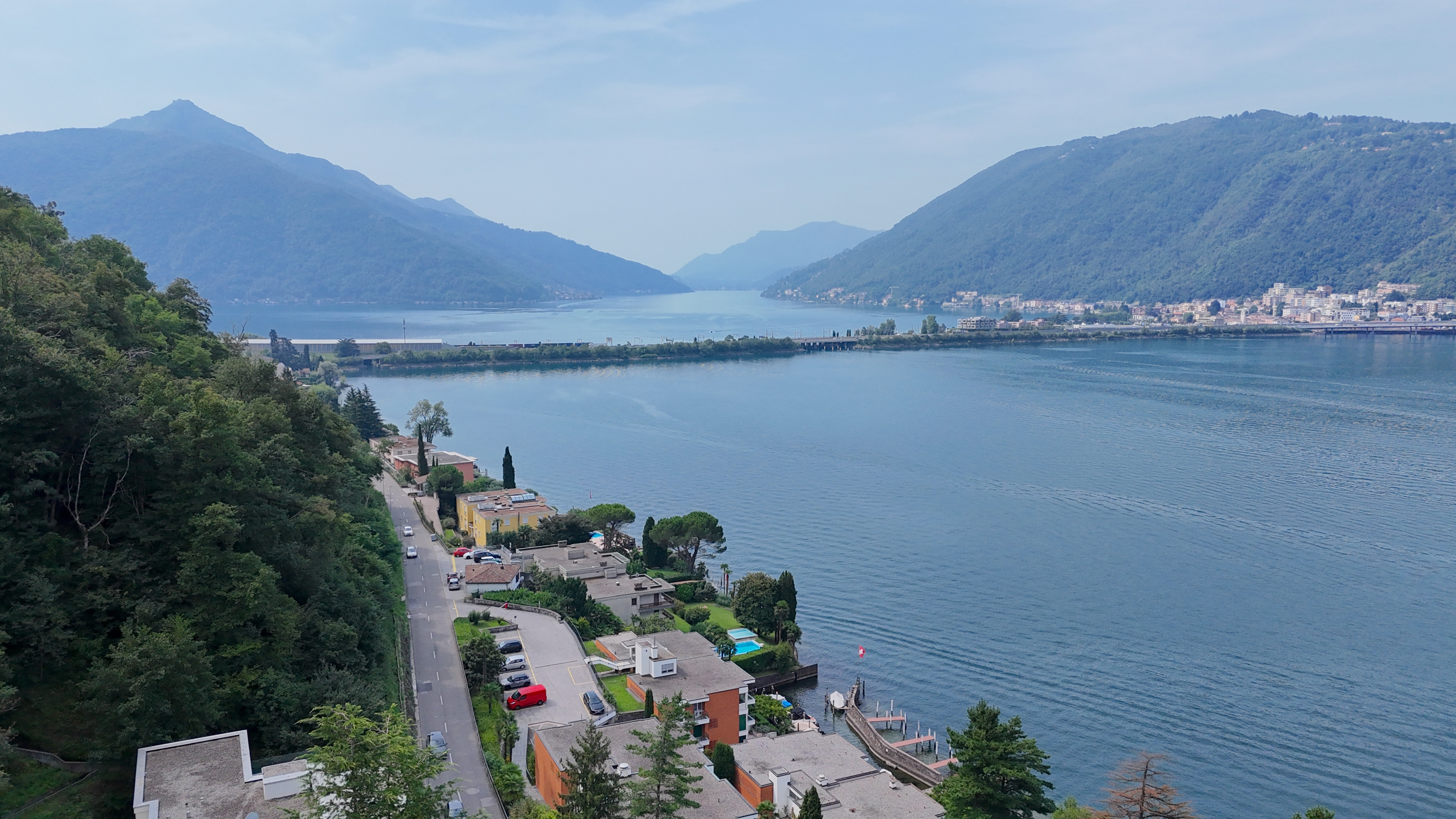 Seeblick über Berge und Uferbebauung
