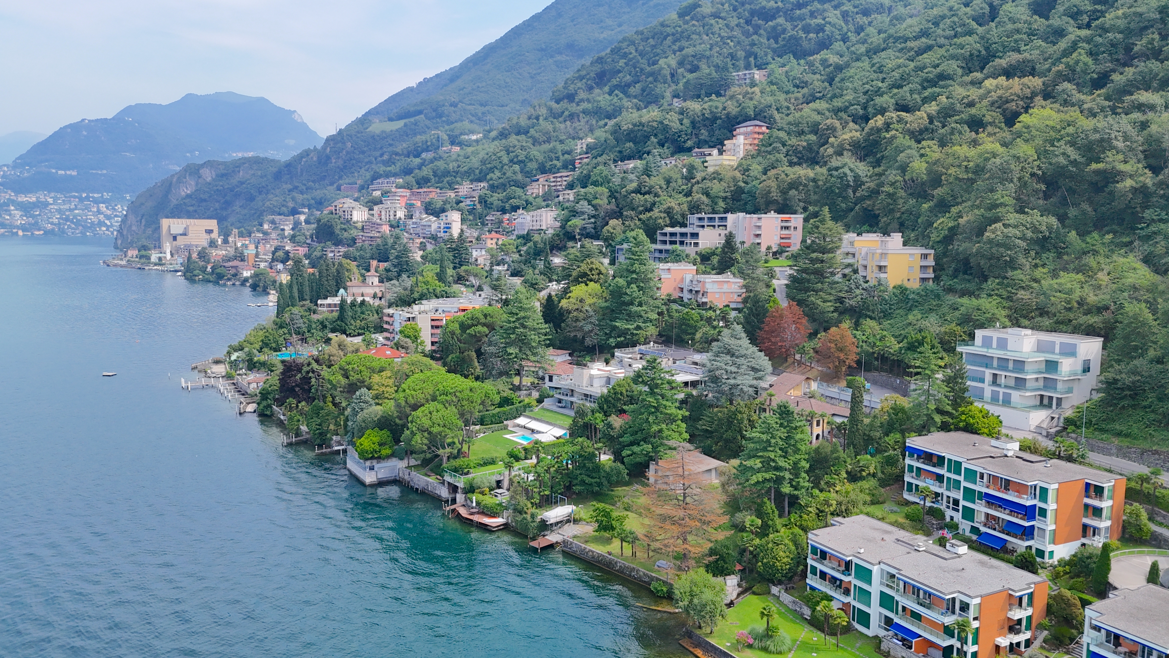 Seeblick auf Hanglagenbebauung