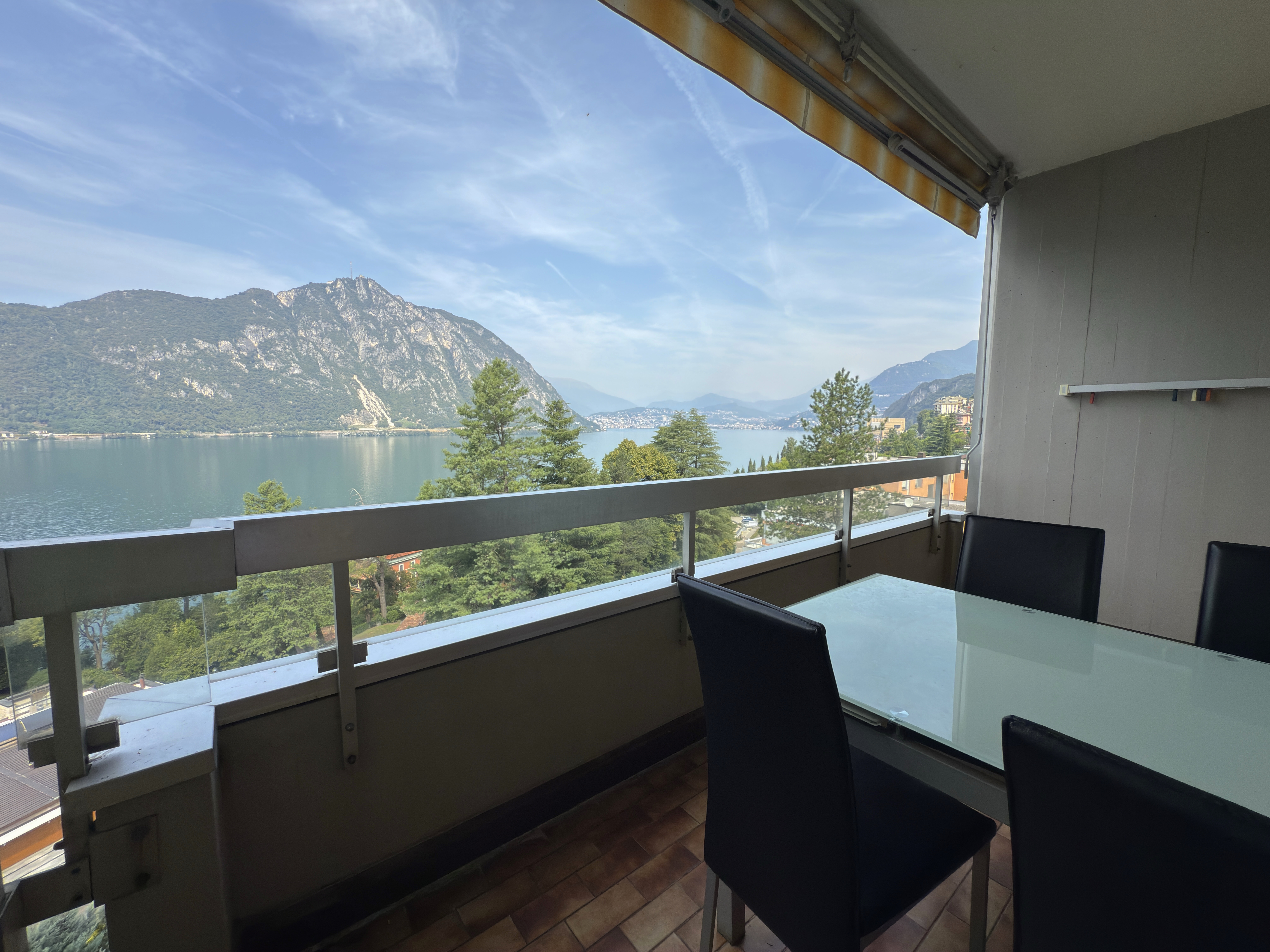 Balkon mit Seeblick und Bergpanorama
