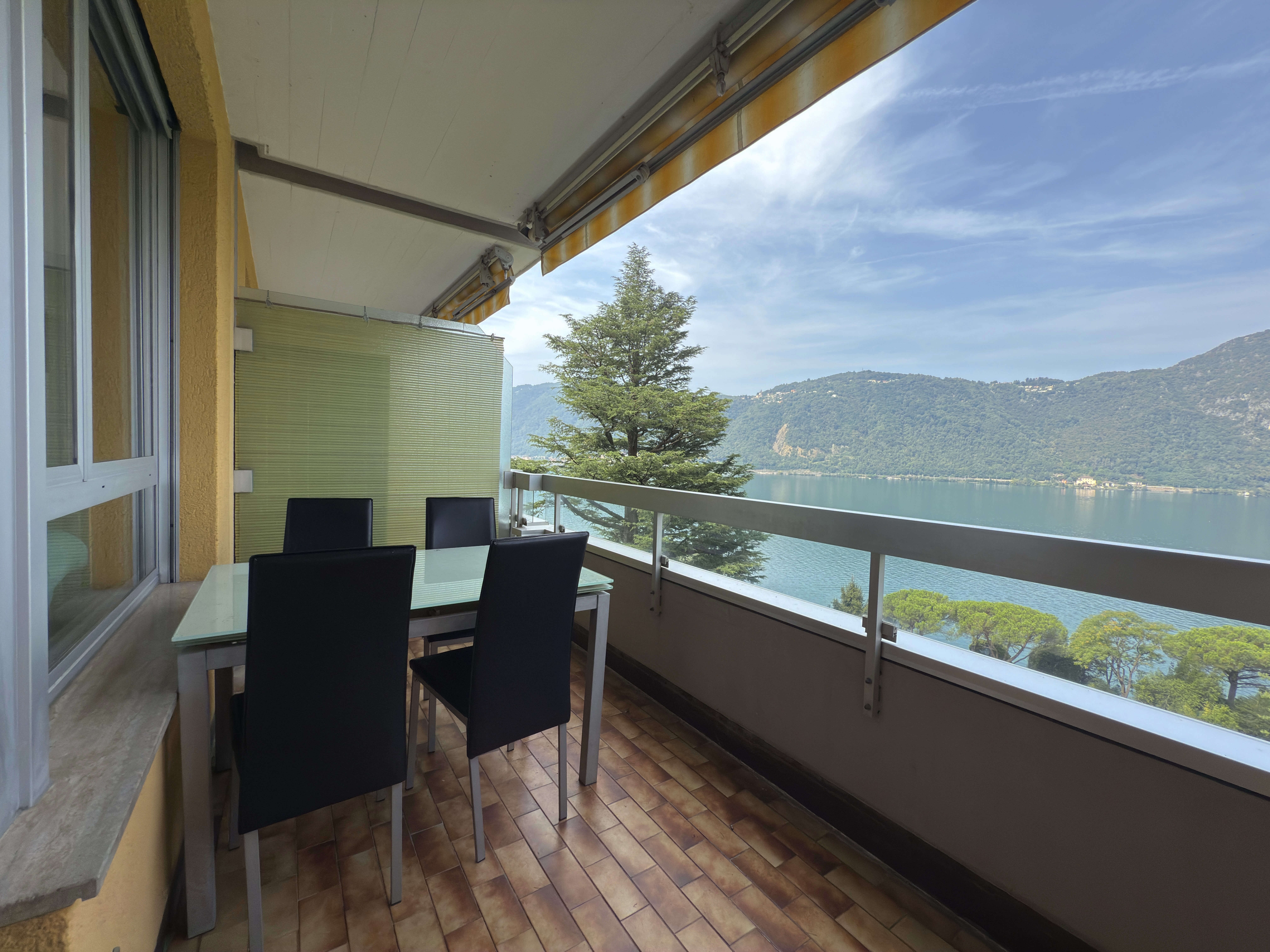 Überdachter Balkon mit Seeblick