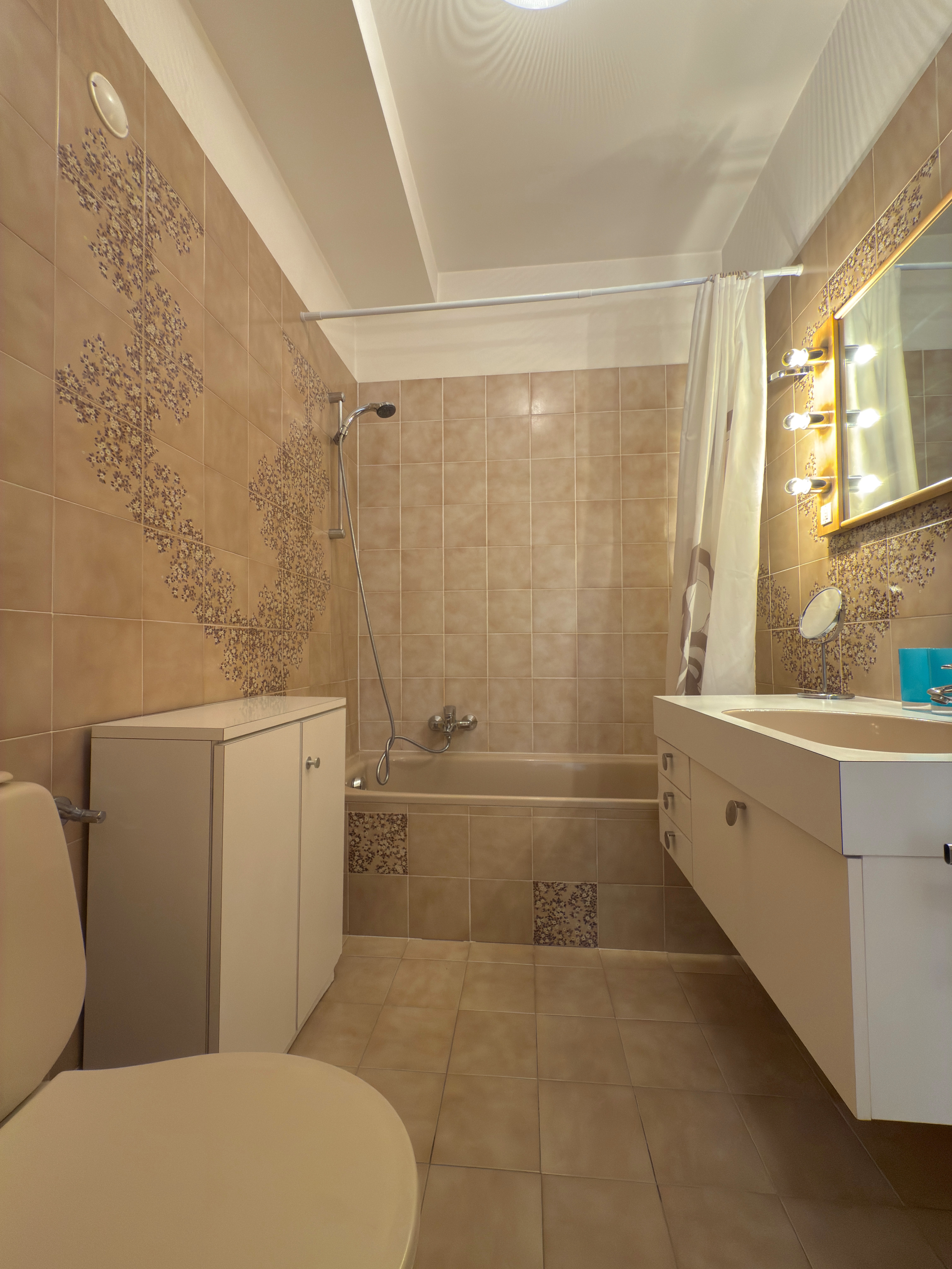 Badezimmer mit Badewanne und Wandfliesen