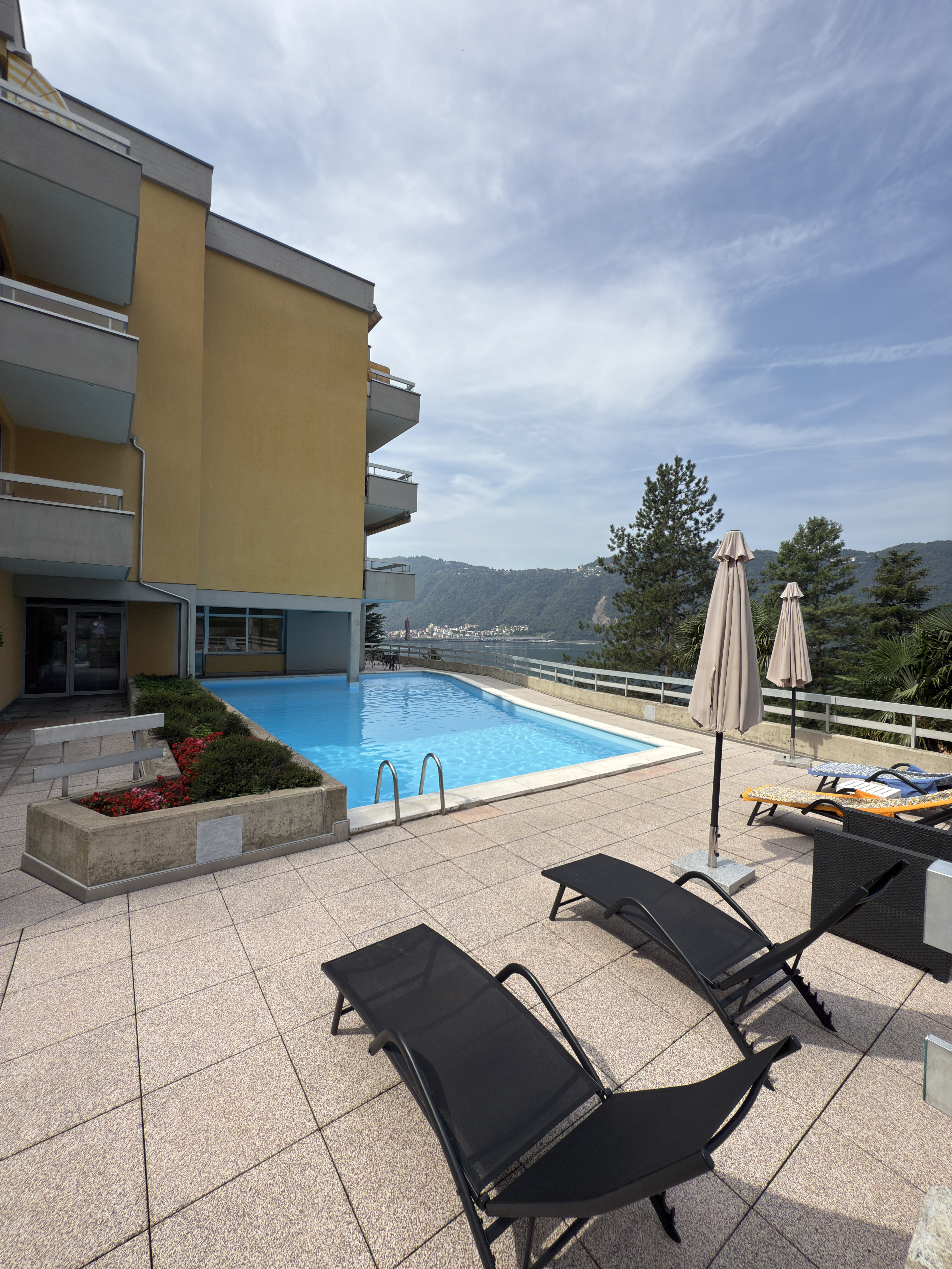 Außenbereich mit Pool und Bergblick