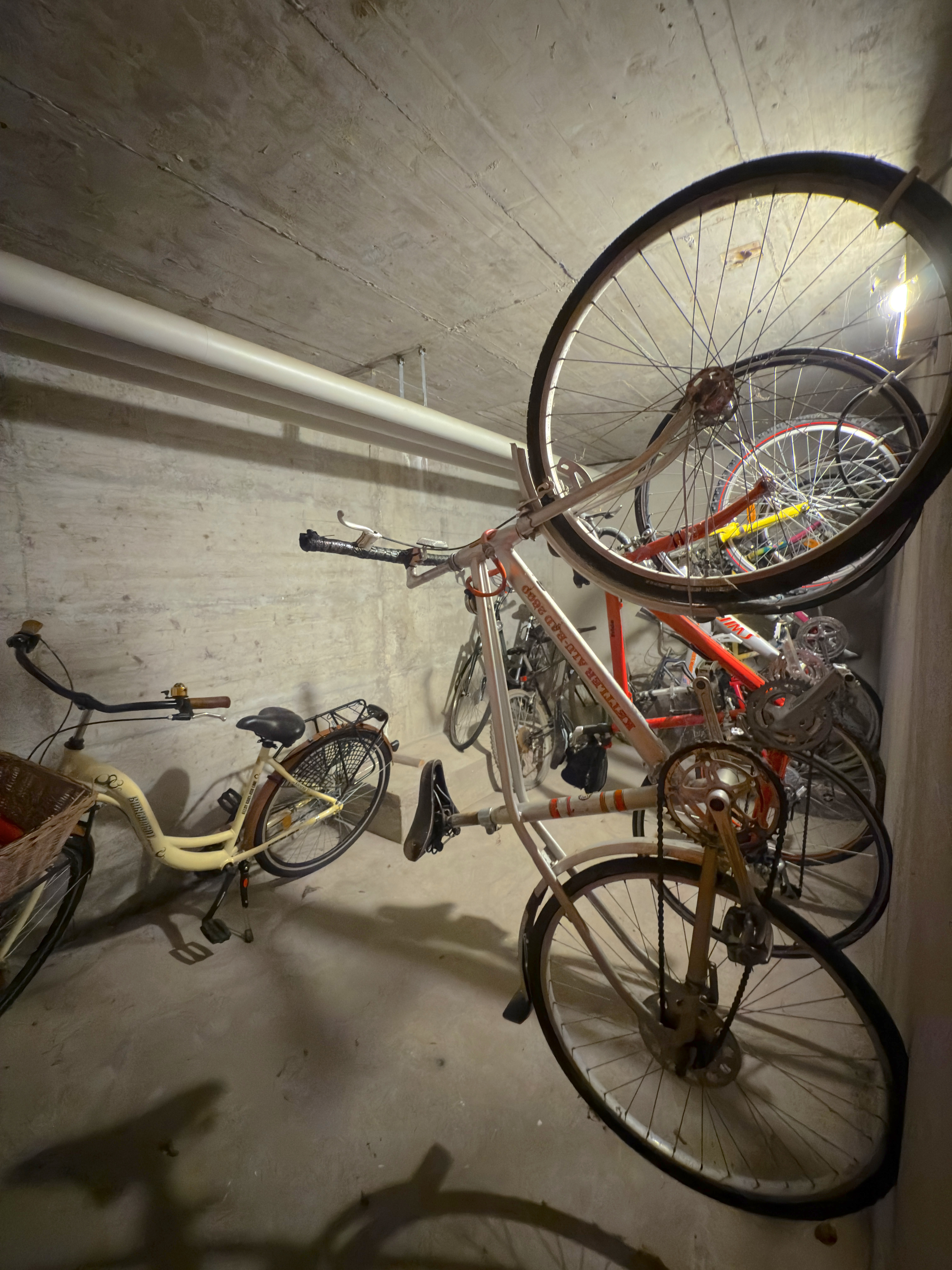 Fahrradkeller mit mehreren abgestellten Fahrrädern