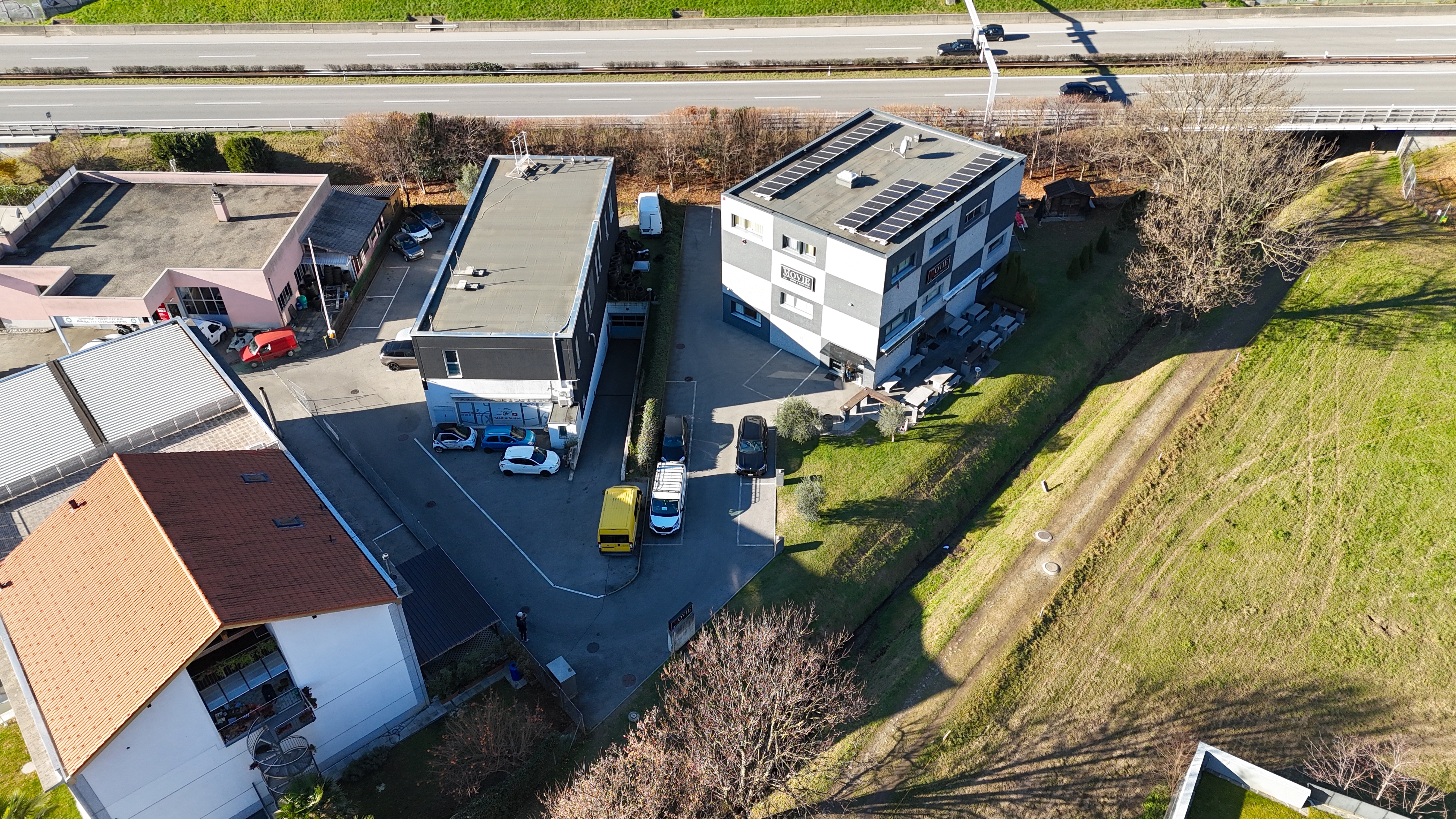 Luftaufnahme eines Gewerbeareals mit Solardächern