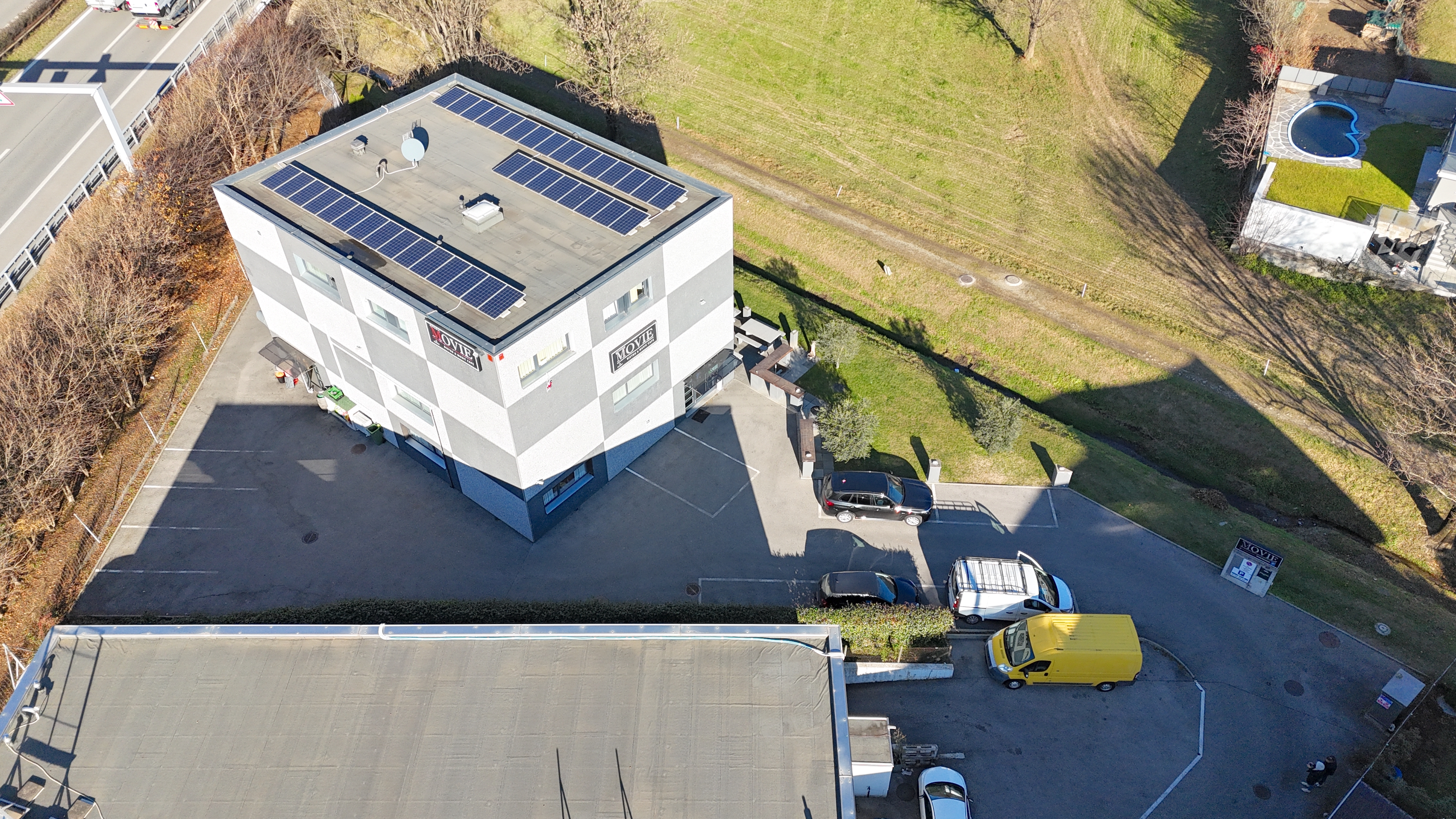 Drohnenaufnahme eines modernen Gebäudes mit Solardach