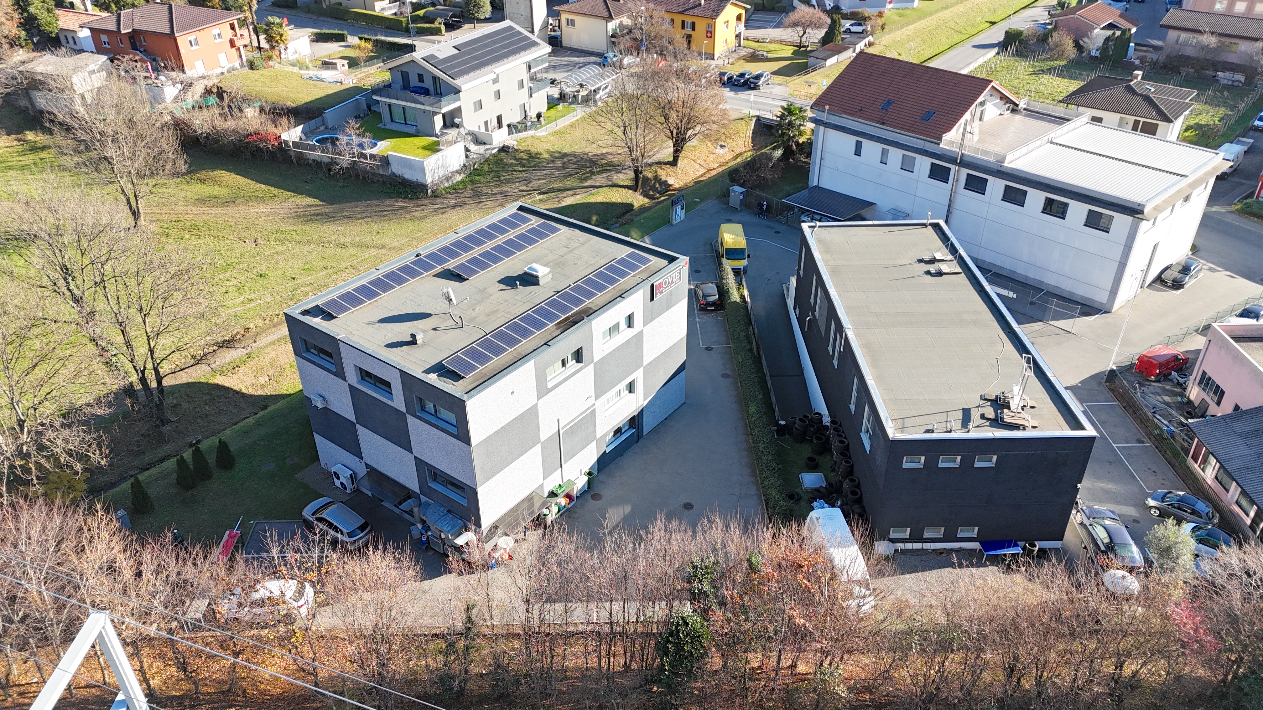 Luftaufnahme eines Gewerbe- und Wohngebiets mit Flachdachgebäuden