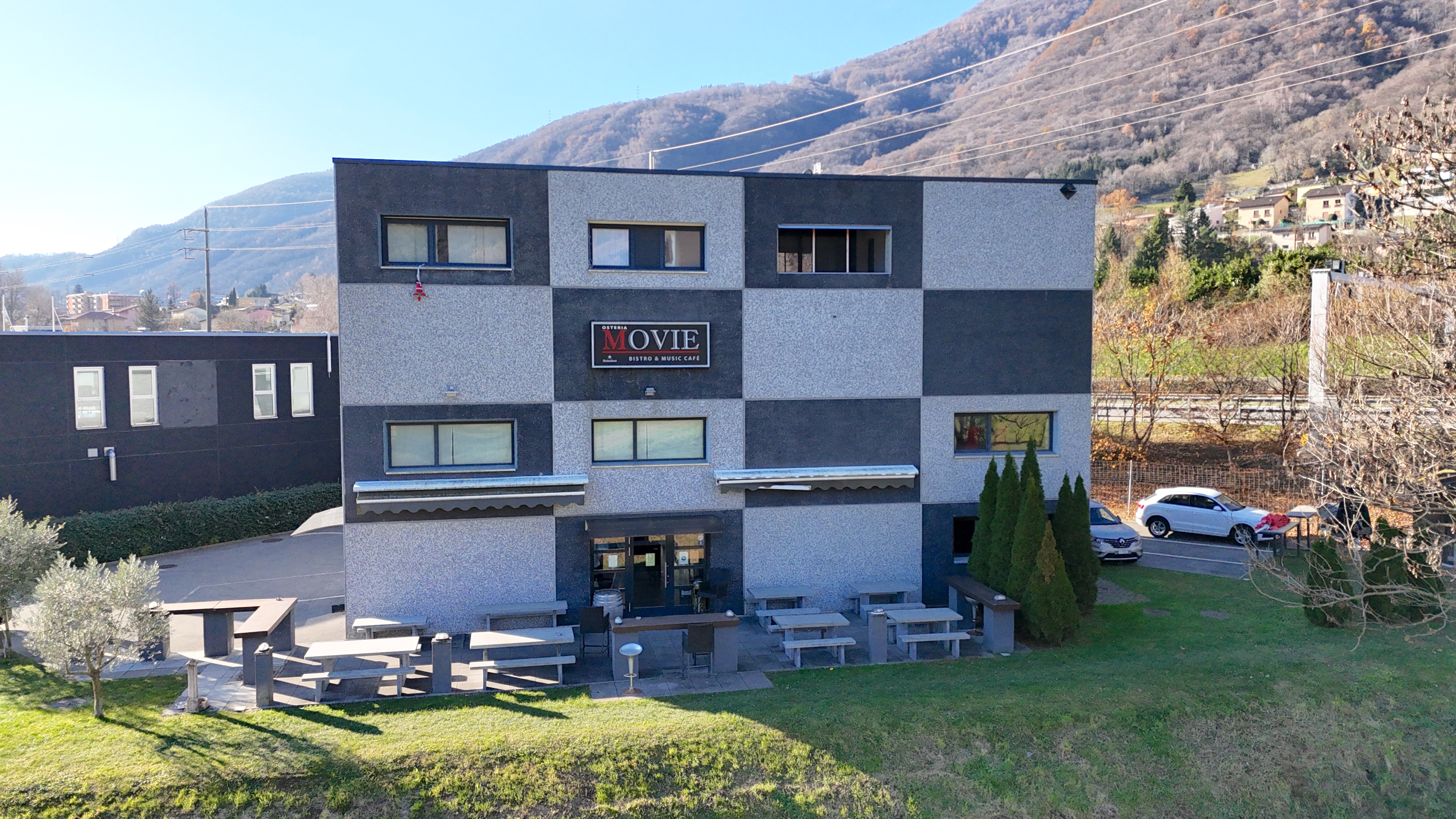 Außenansicht eines modernen Gebäudes mit Terrasse und Bergkulisse