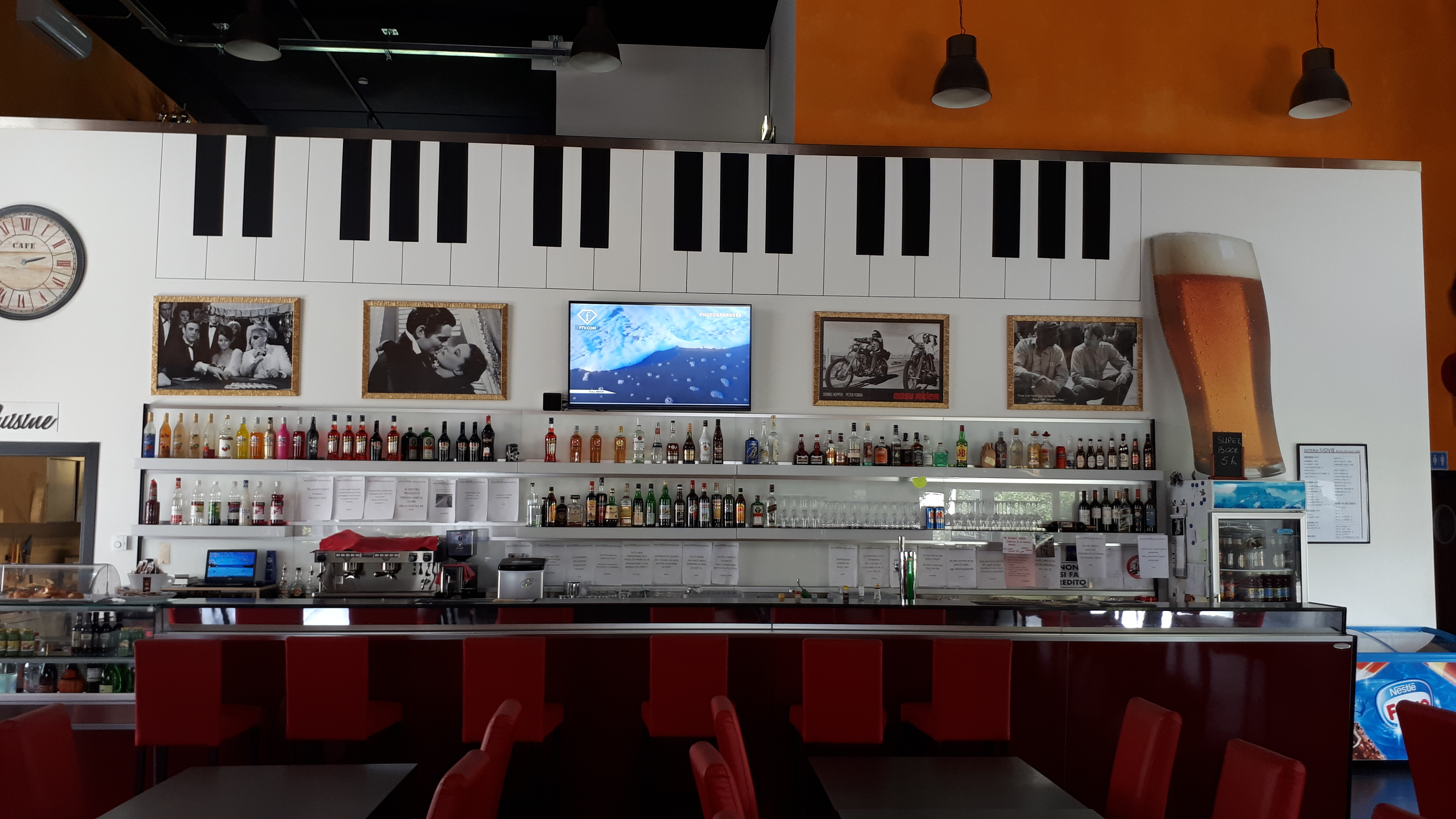 Bar- oder Café-Innenraum mit auffälliger Klavierwand