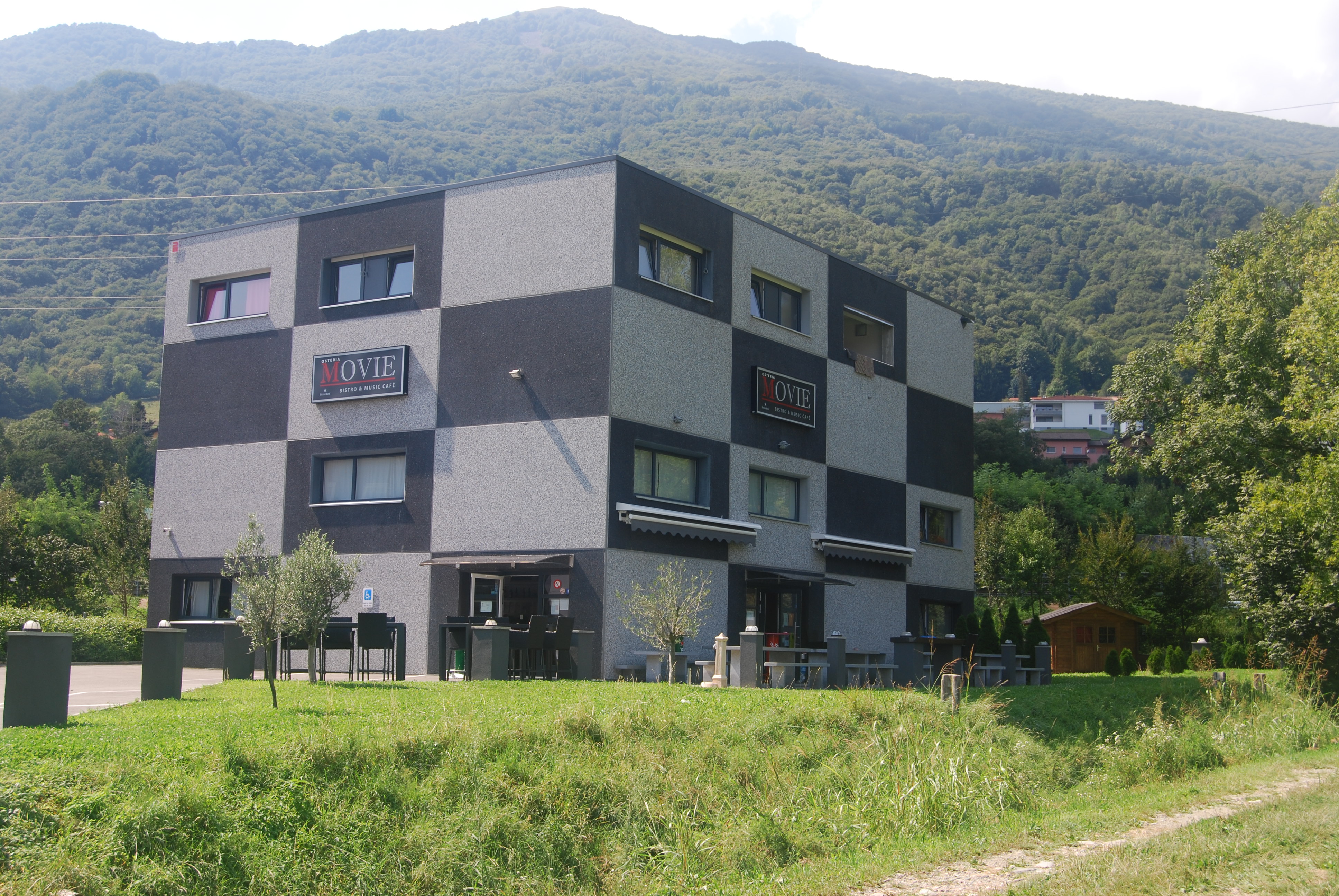 Modernes Gebäude in alpiner Landschaft