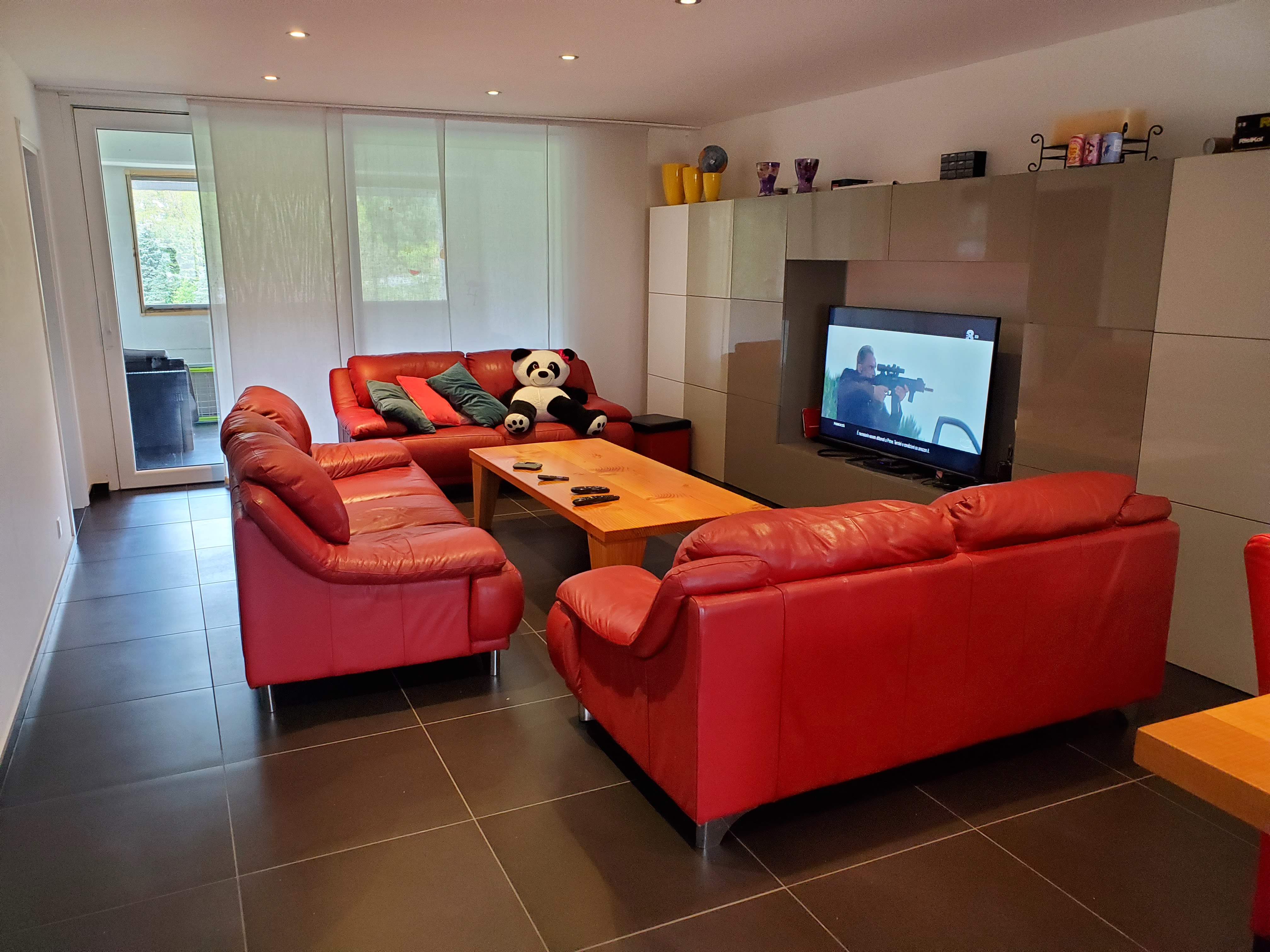 Wohnzimmer mit roten Ledersofas